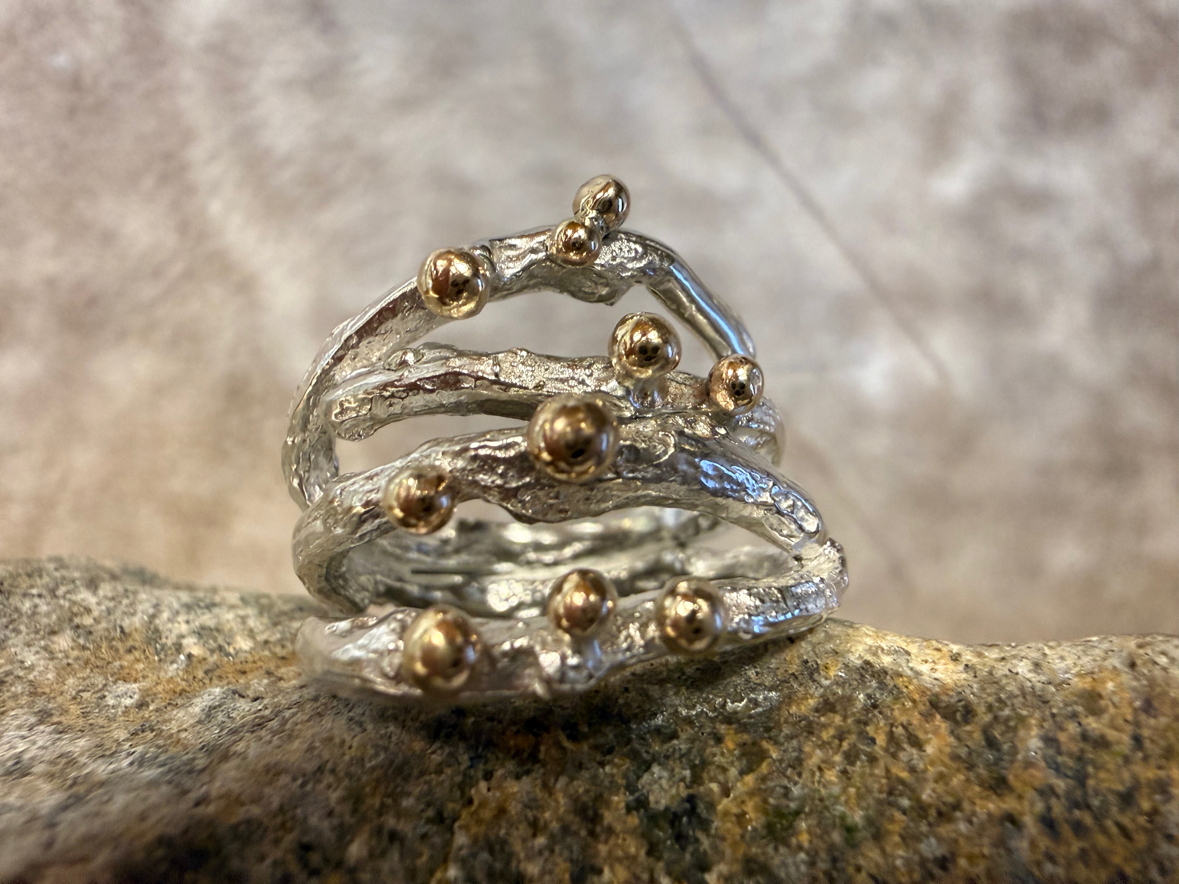 Havtorn-ring – enkel og rustik sølvring med 10 guldkugler