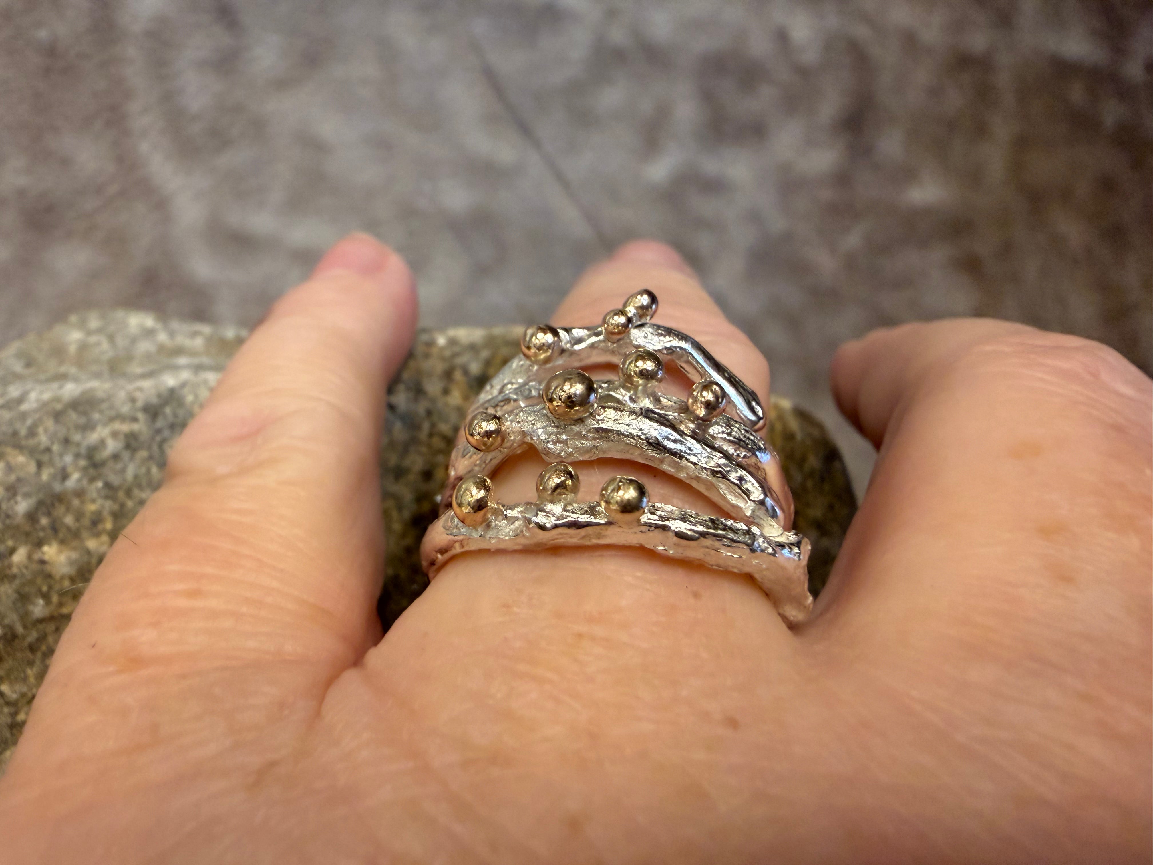 Havtorn-ring – enkel og rustik sølvring med 10 guldkugler