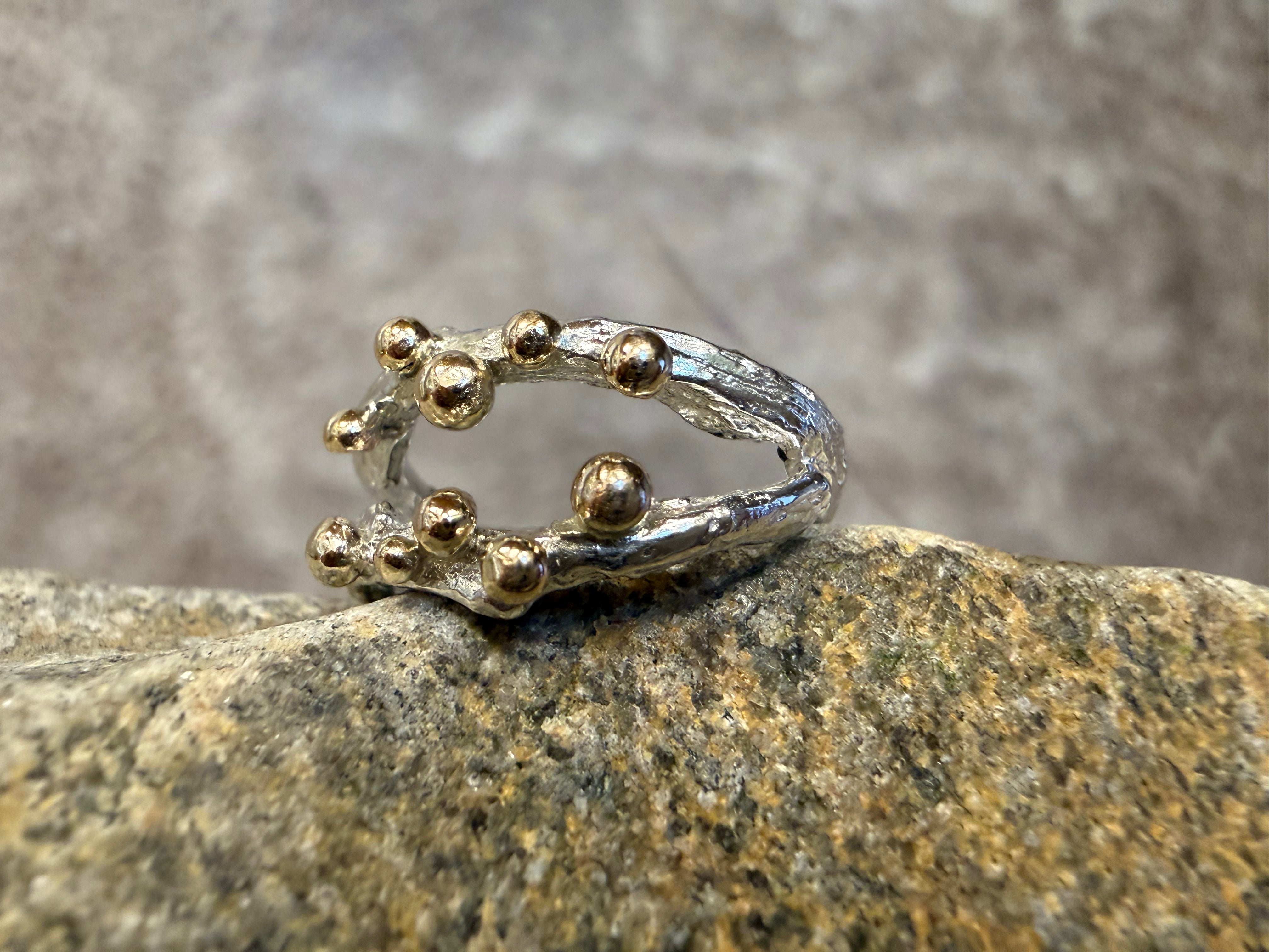 Havtorn-ring –  rustik sølvring med 10 guldkugler