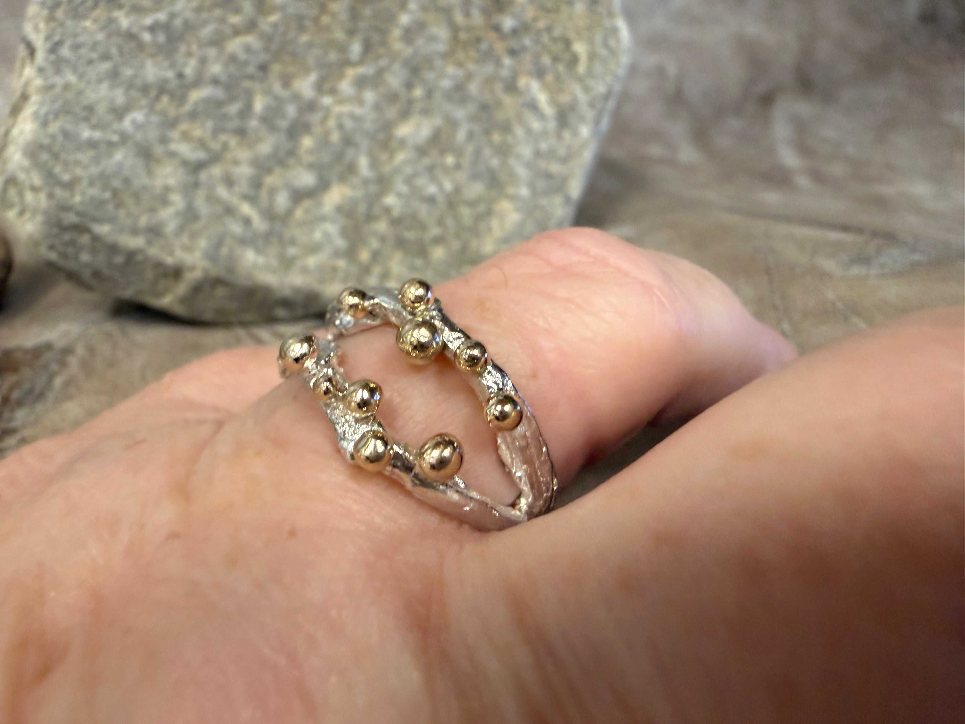 Havtorn-ring –  rustik sølvring med 10 guldkugler