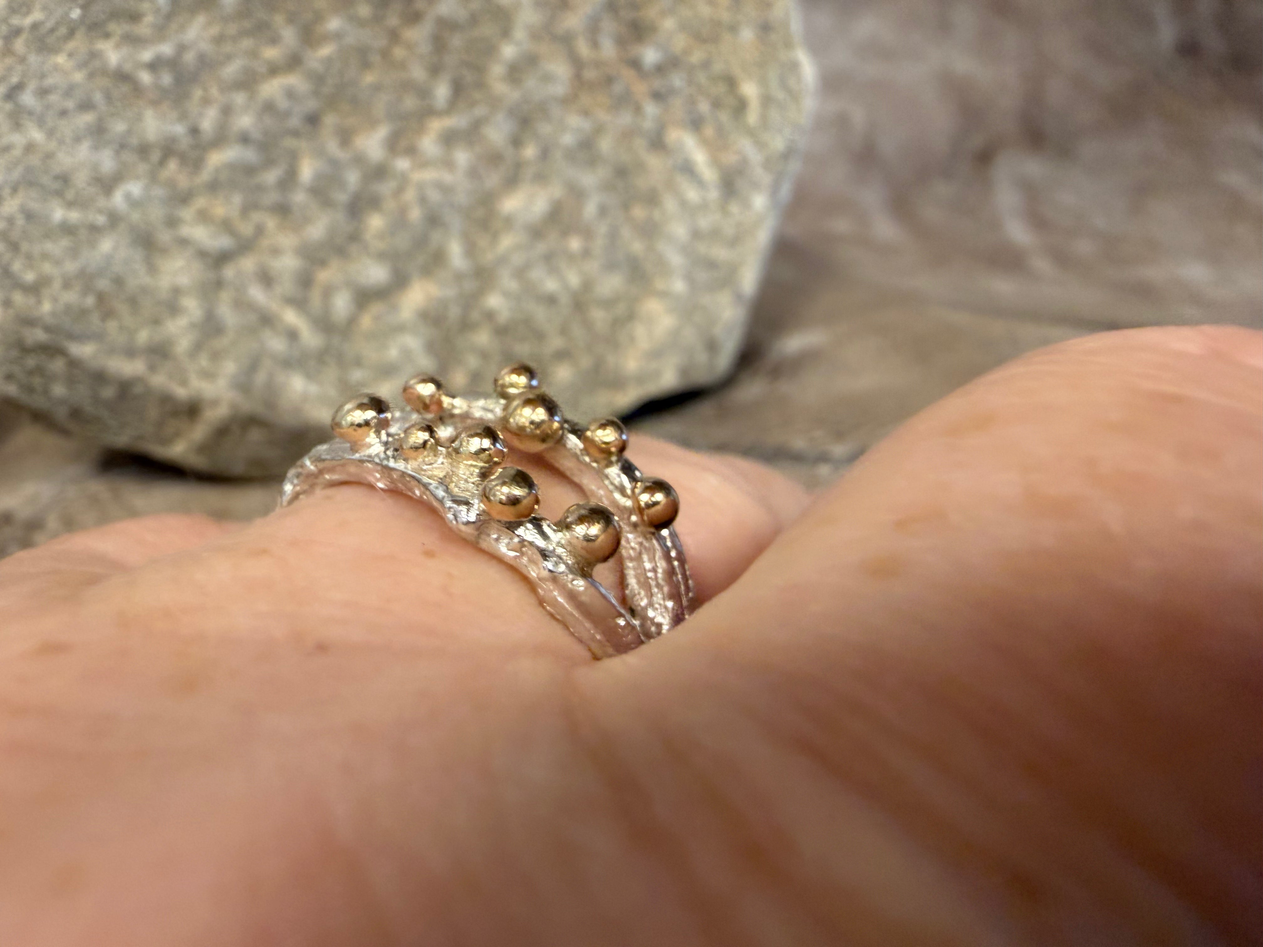 Havtorn-ring –  rustik sølvring med 10 guldkugler