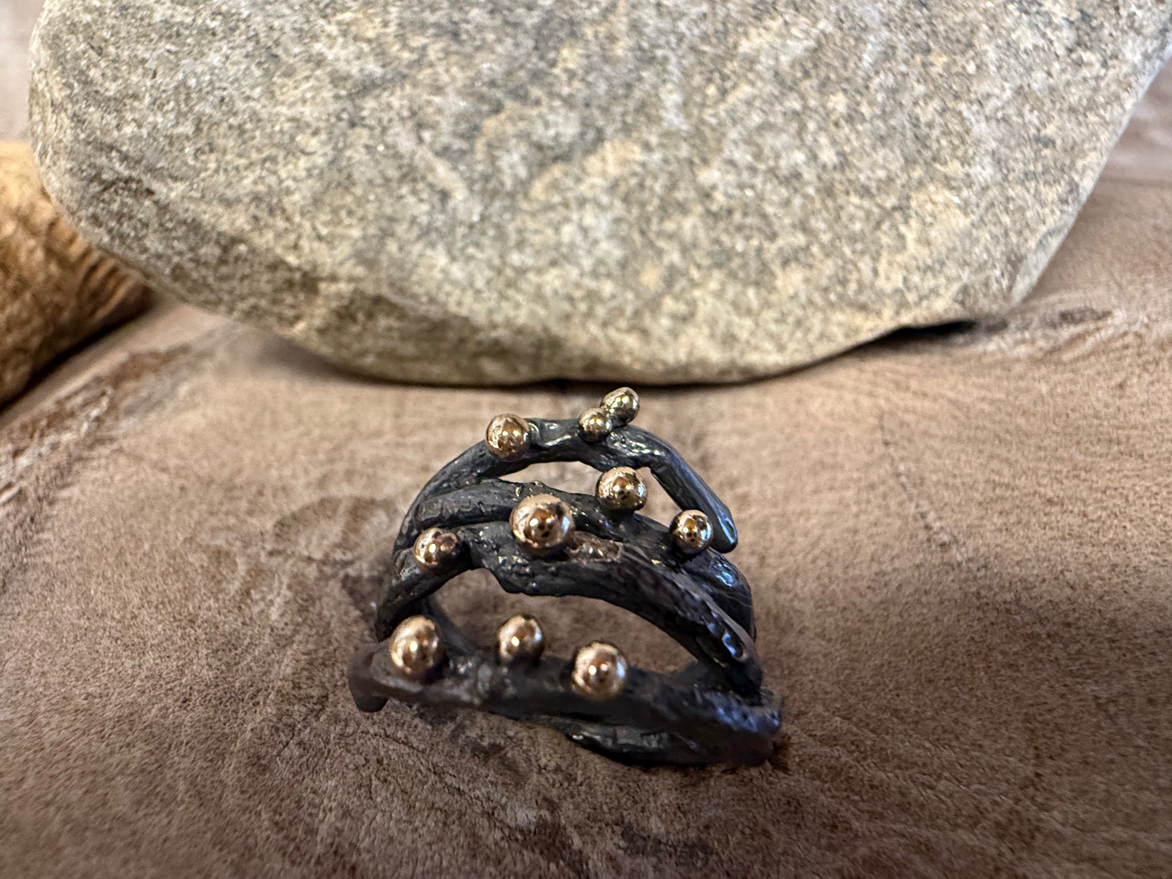 Havtorn-ring – enkel og rustik sølvring med 10 guldkugler