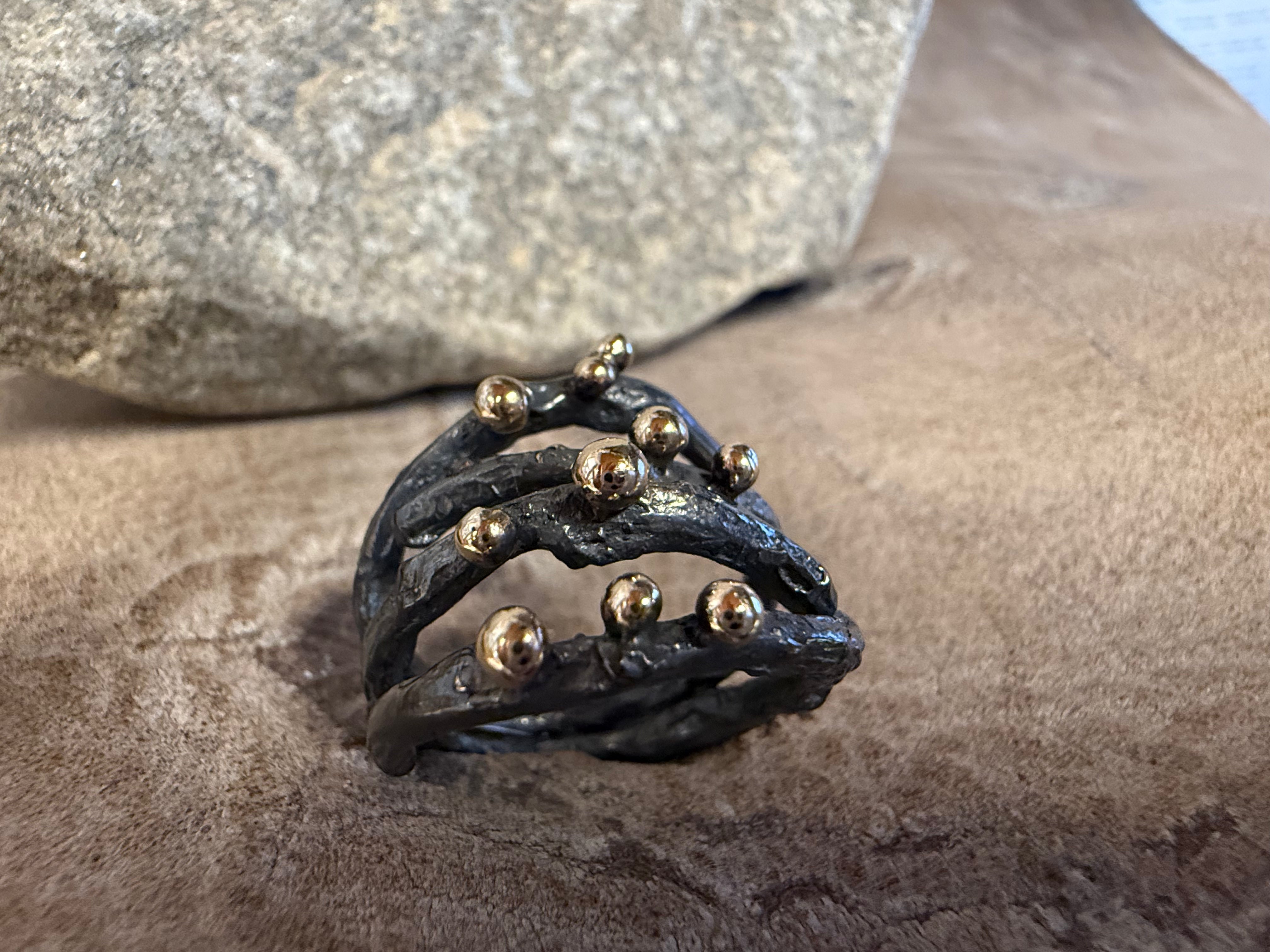 Havtorn-ring – enkel og rustik sølvring med 10 guldkugler