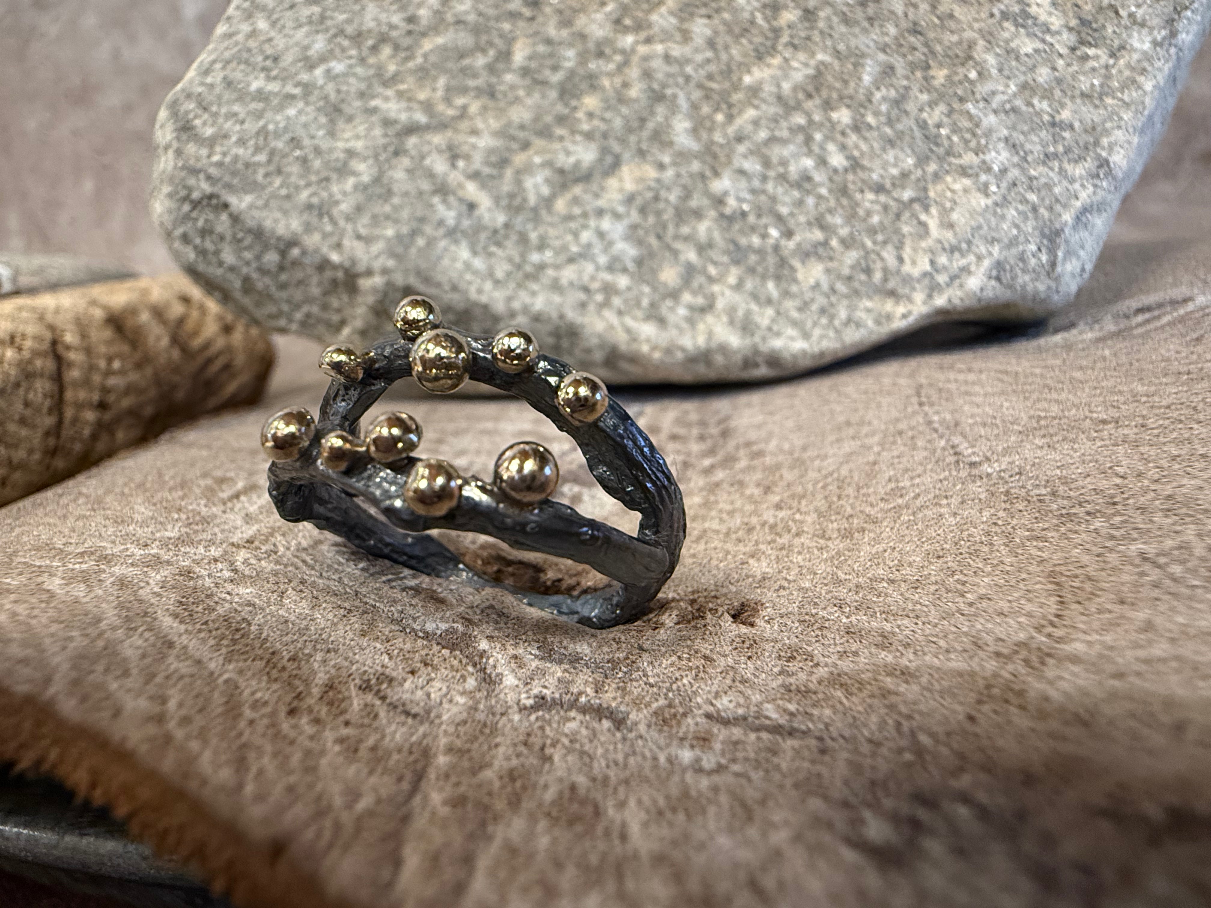 Havtorn-ring –  rustik sølvring med 10 guldkugler