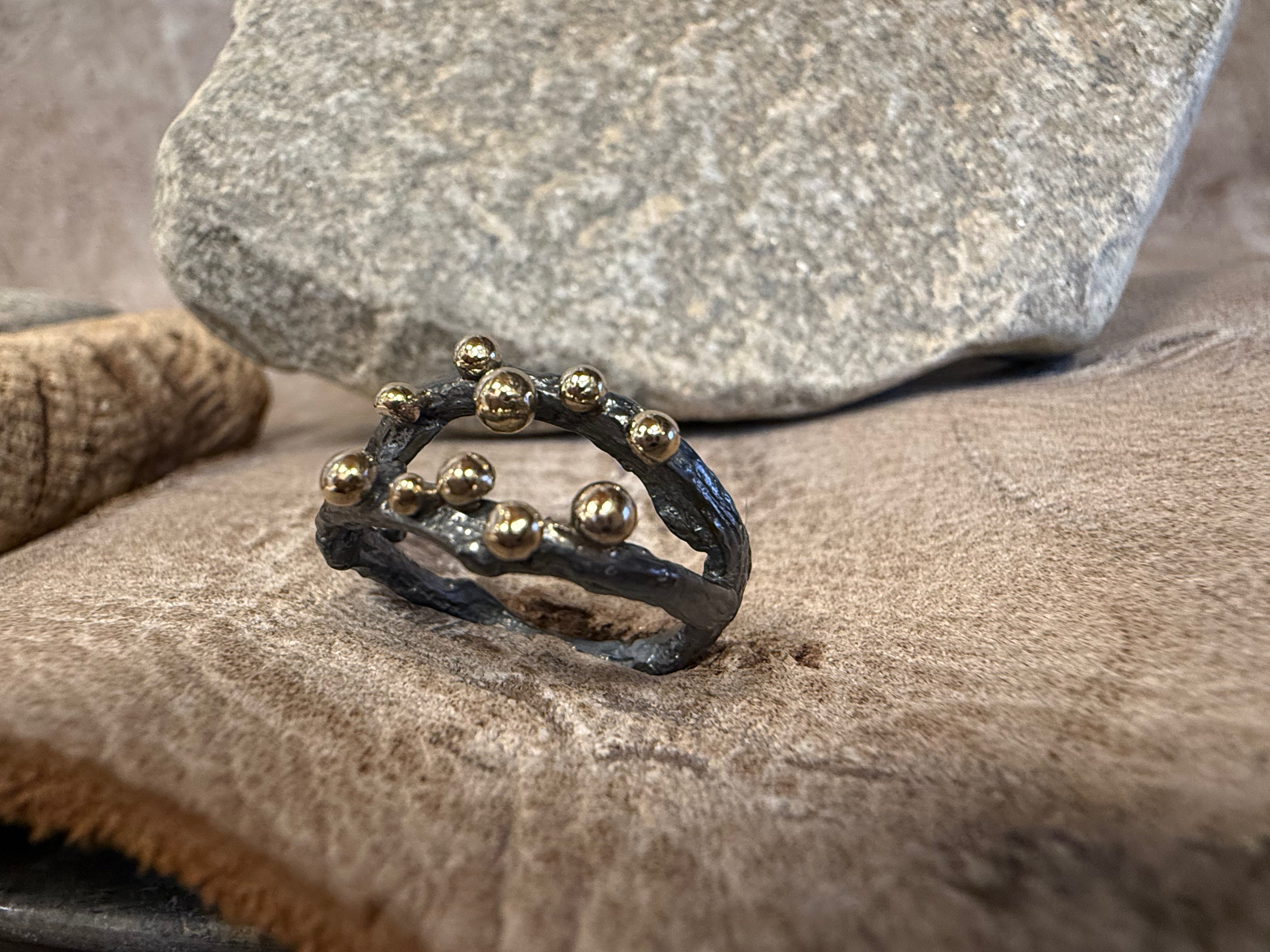 Havtorn-ring –  rustik sølvring med 10 guldkugler