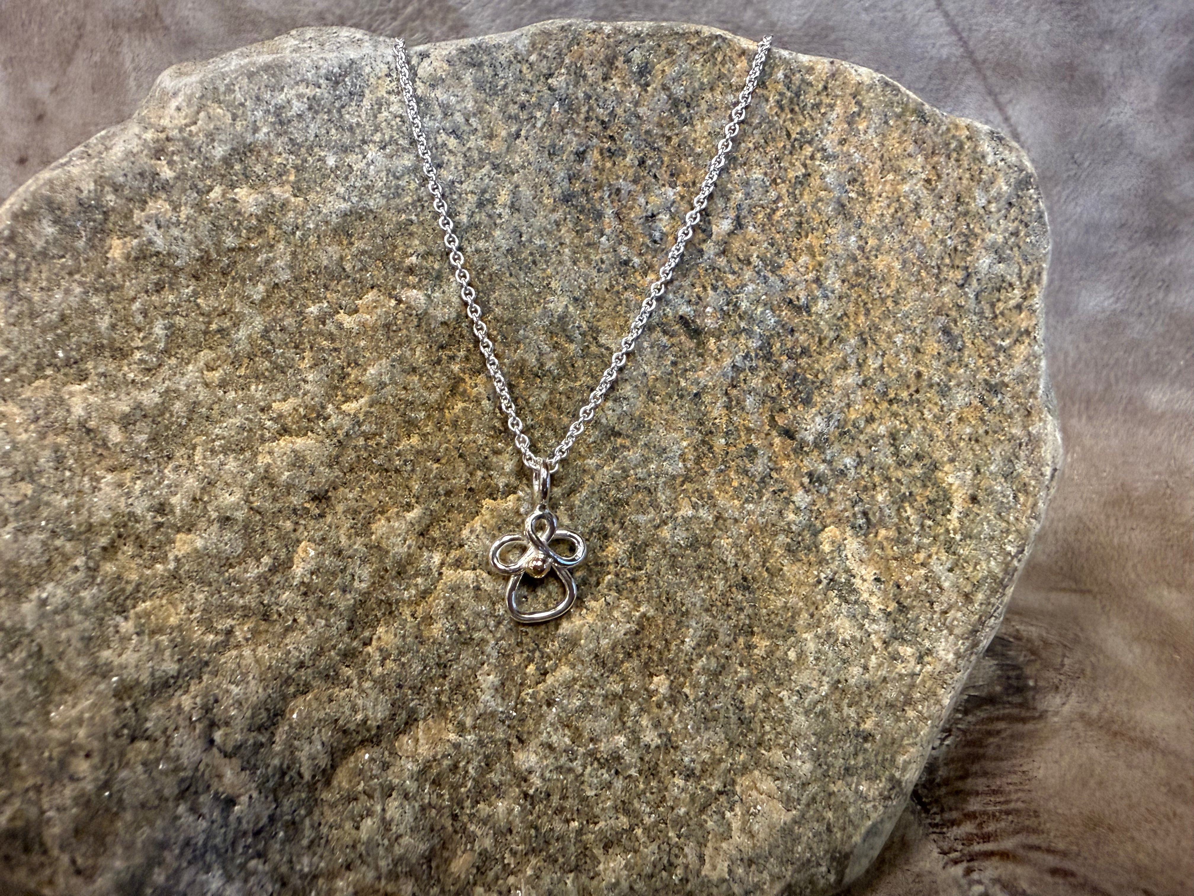 Vesterhavs sølv mini engel med et hjerte af guld