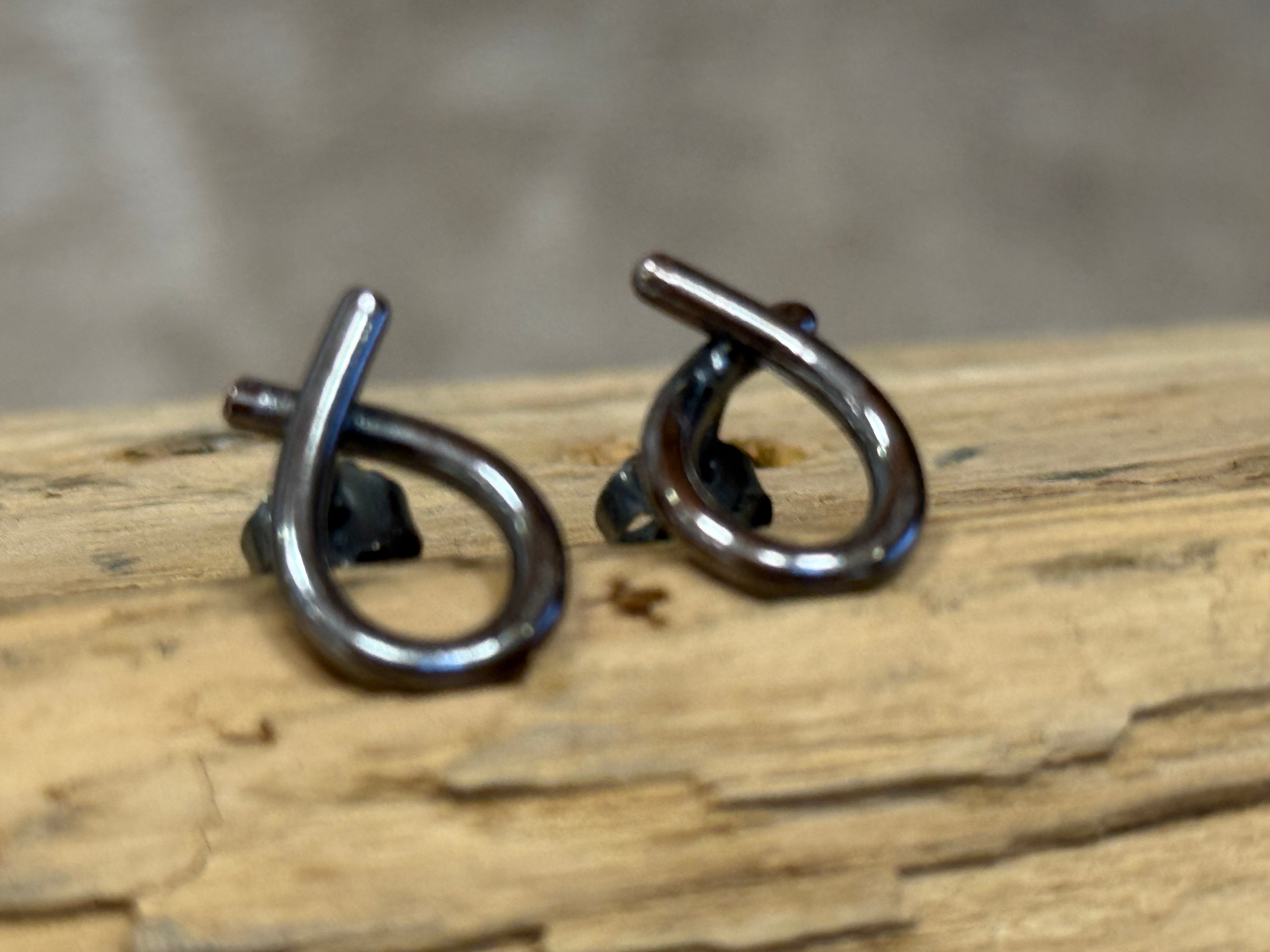 Sløjfe øreringe små - rustikke håndlavet i kobber