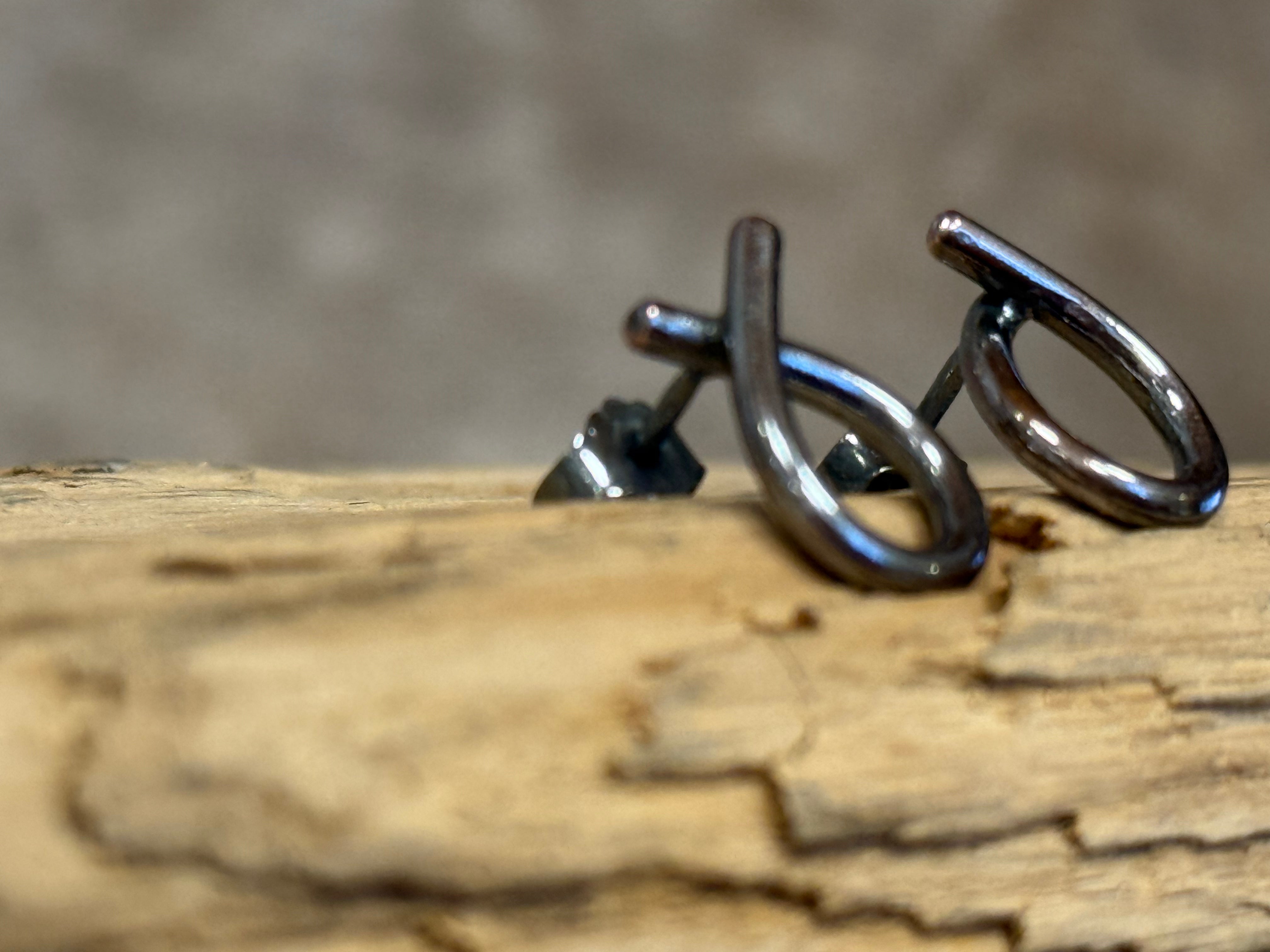 Sløjfe øreringe små - rustikke håndlavet i kobber