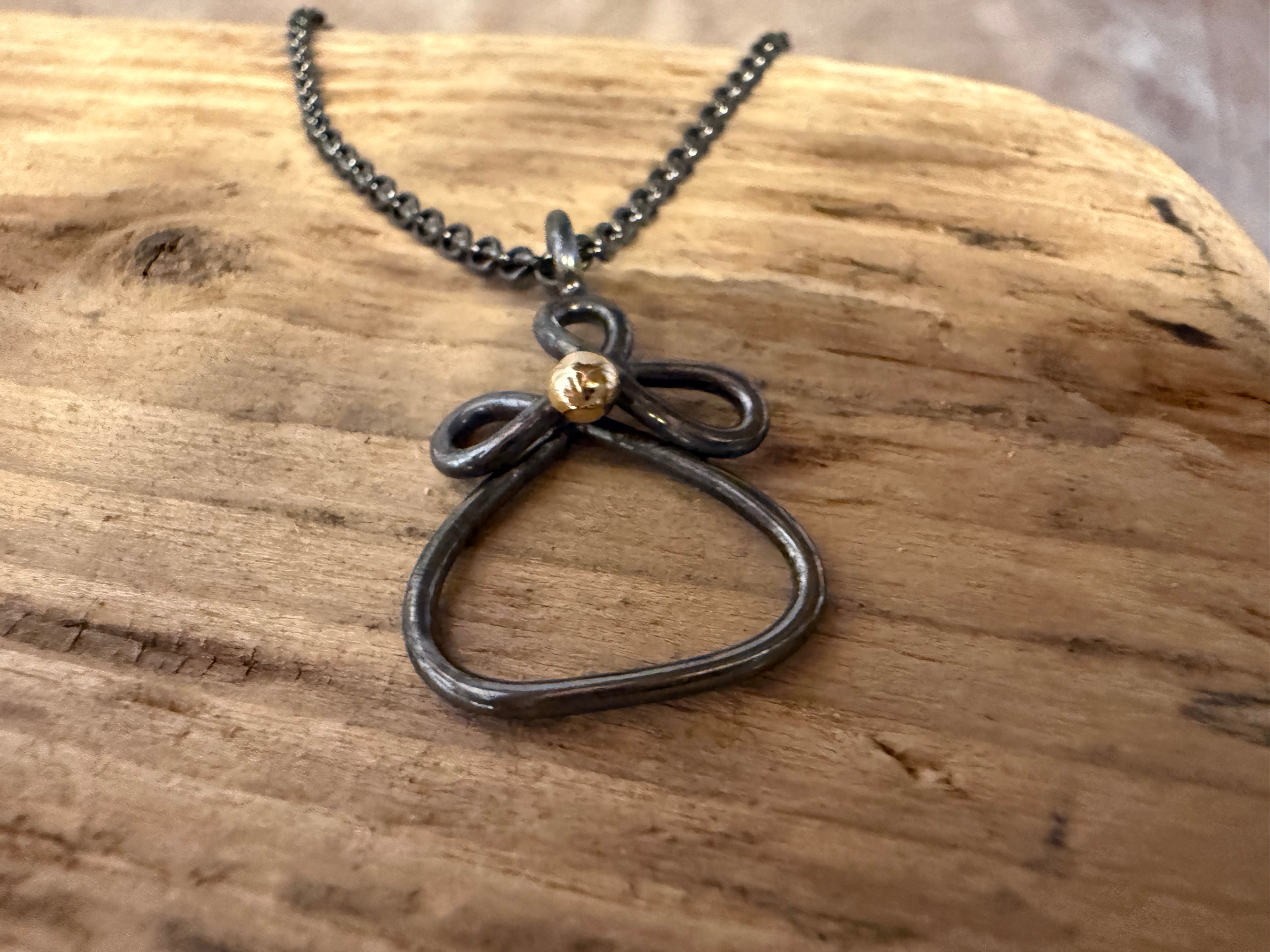 Vesterhavs sølv engel med et hjerte af guld