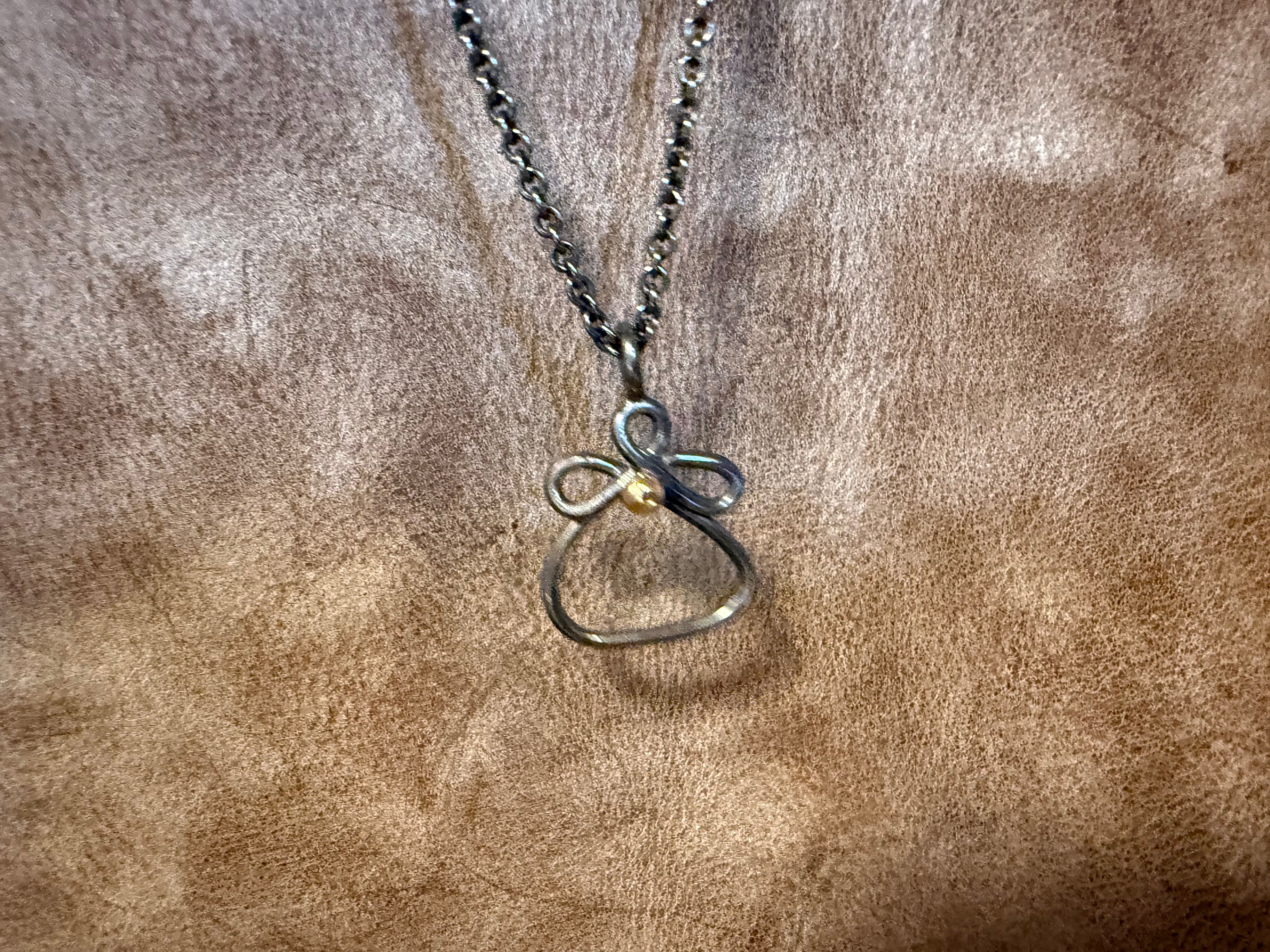 Vesterhavs sølv engel med et hjerte af guld