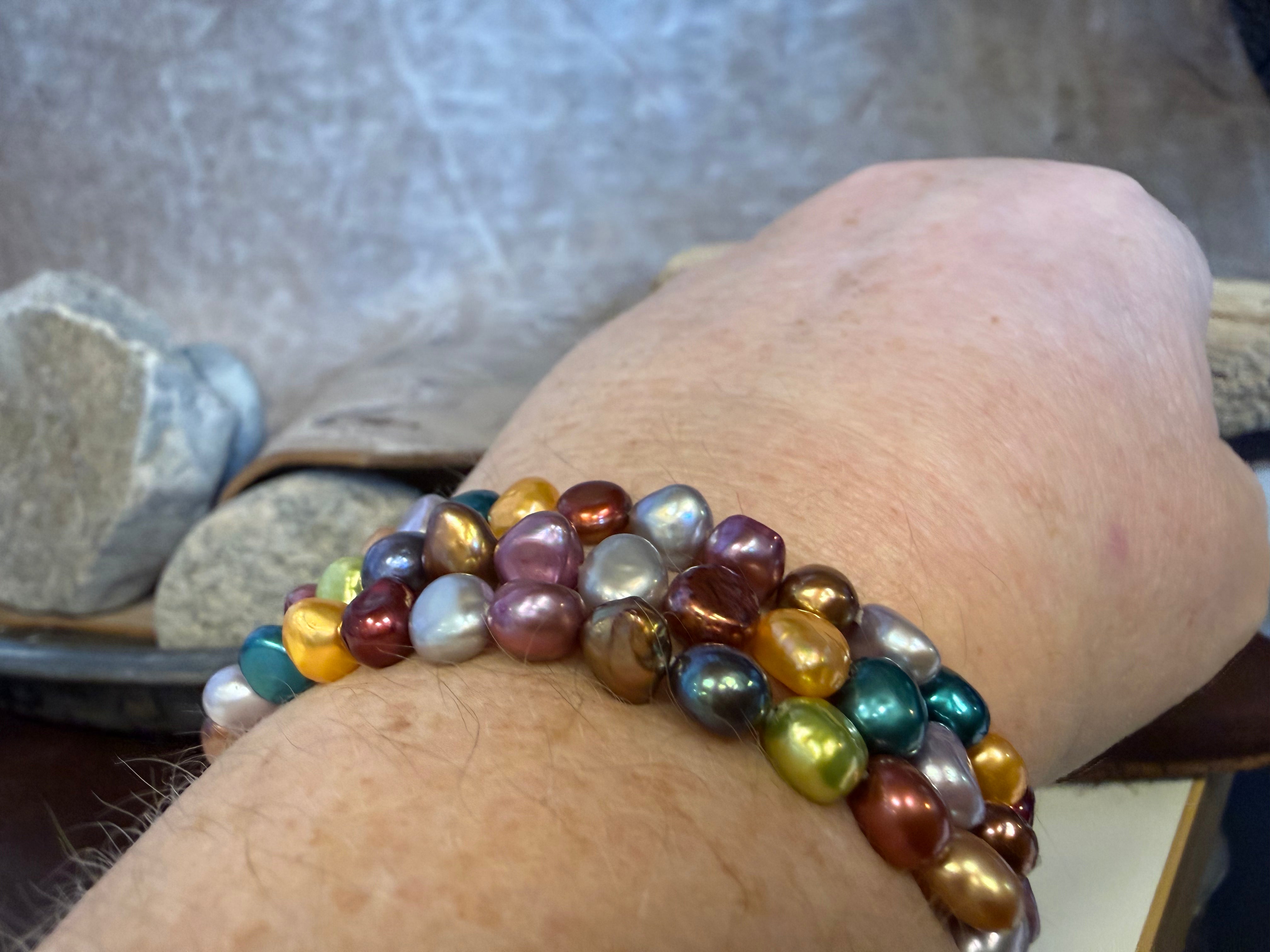 Perle armbånd multifarvet 6x8 mm ferskvands perler på elastik