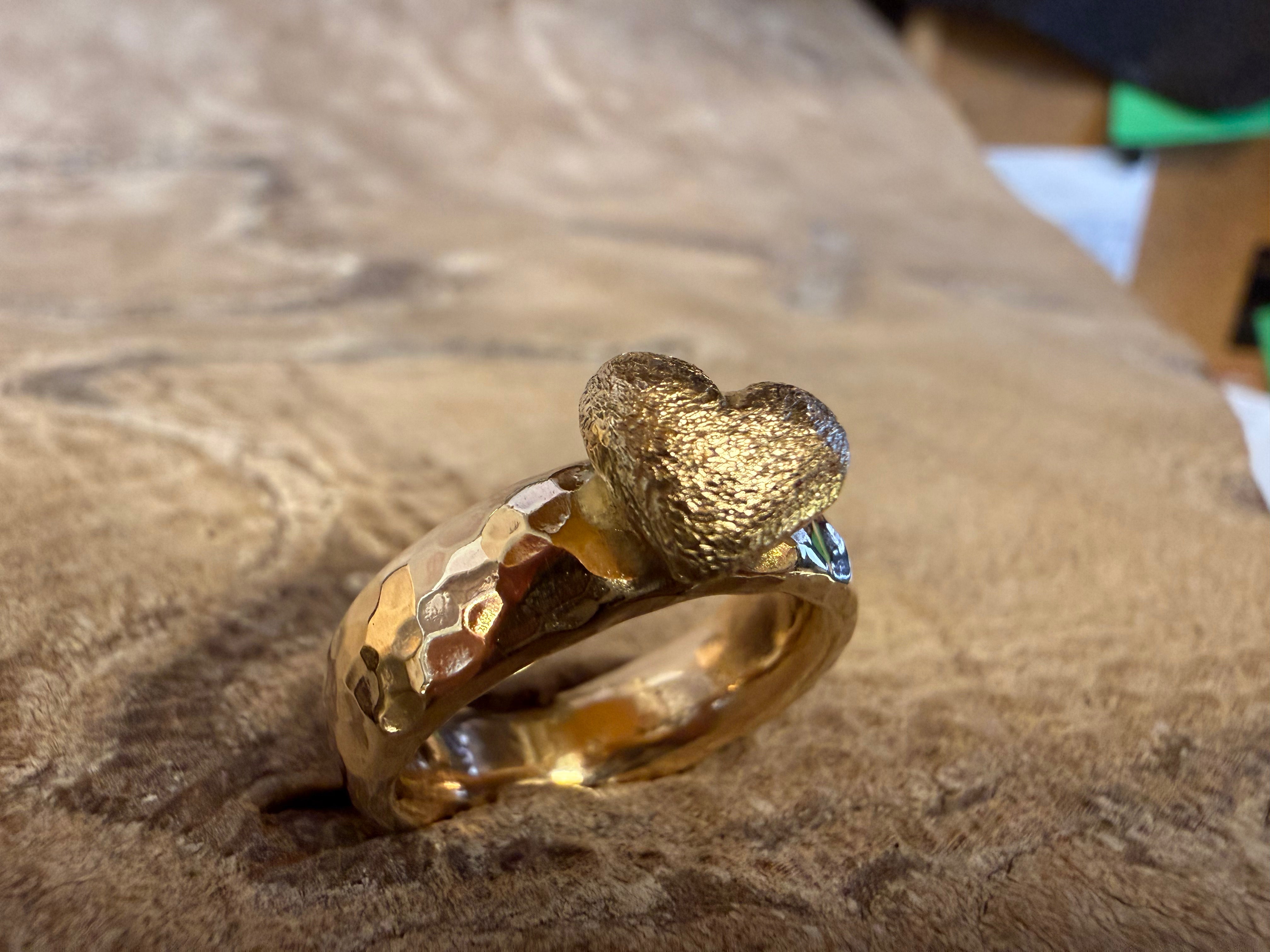 Guldring med massivt lille buttet sandstøbt hjerte – et unikt symbol på kærlighed