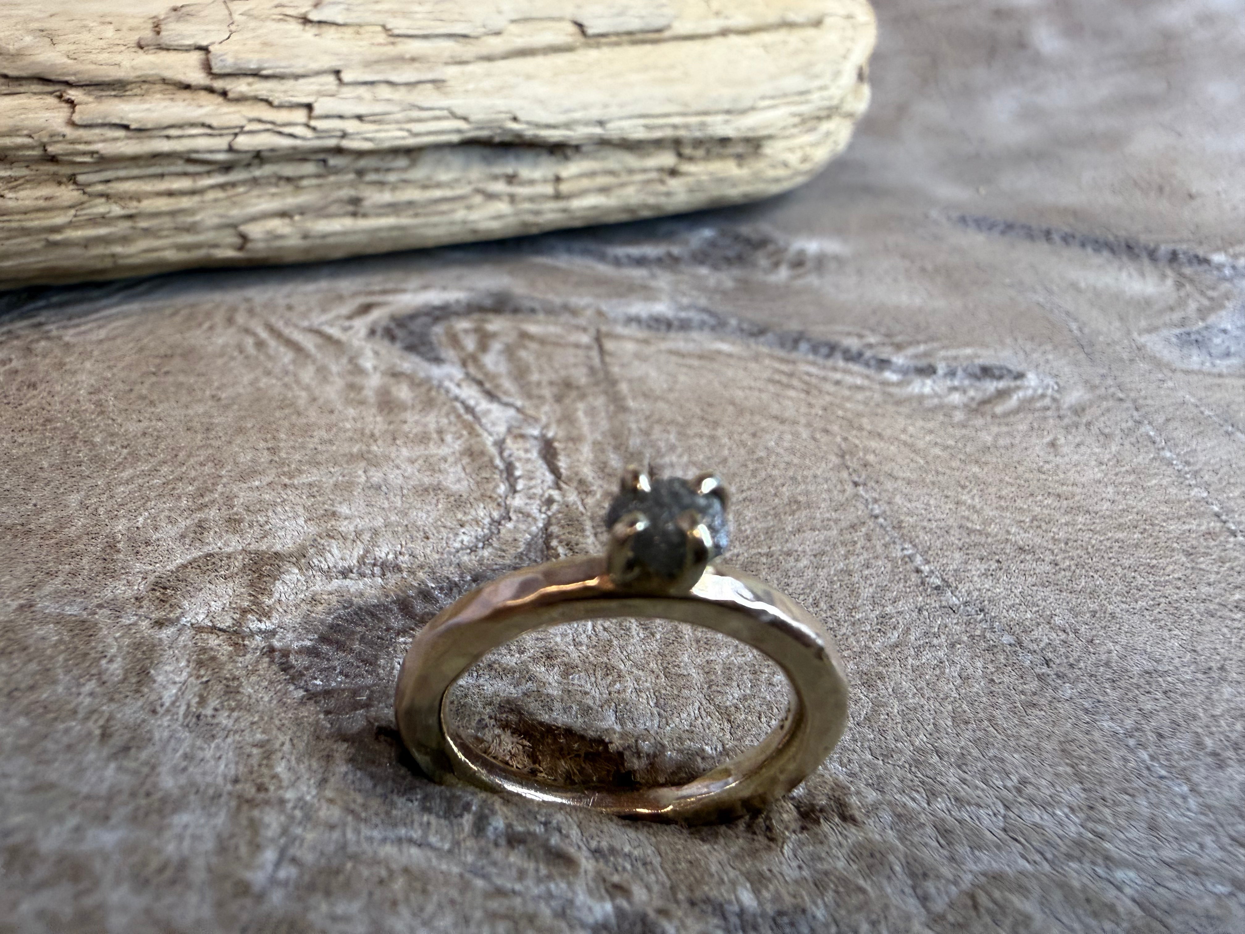 Kraftig og rustik 8 kt. guldring med rådiamant - vores fortolkning af en solitære ring