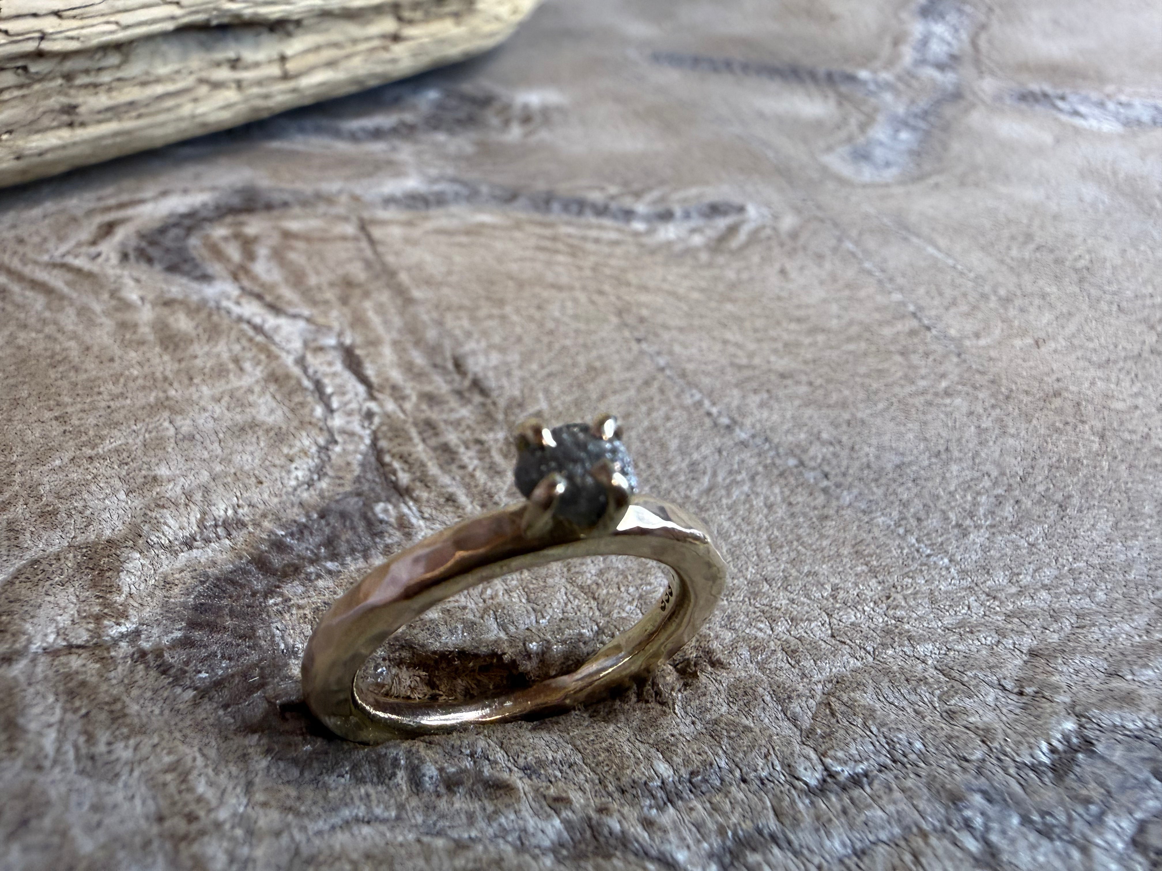 Kraftig og rustik 8 kt. guldring med rådiamant - vores fortolkning af en solitære ring