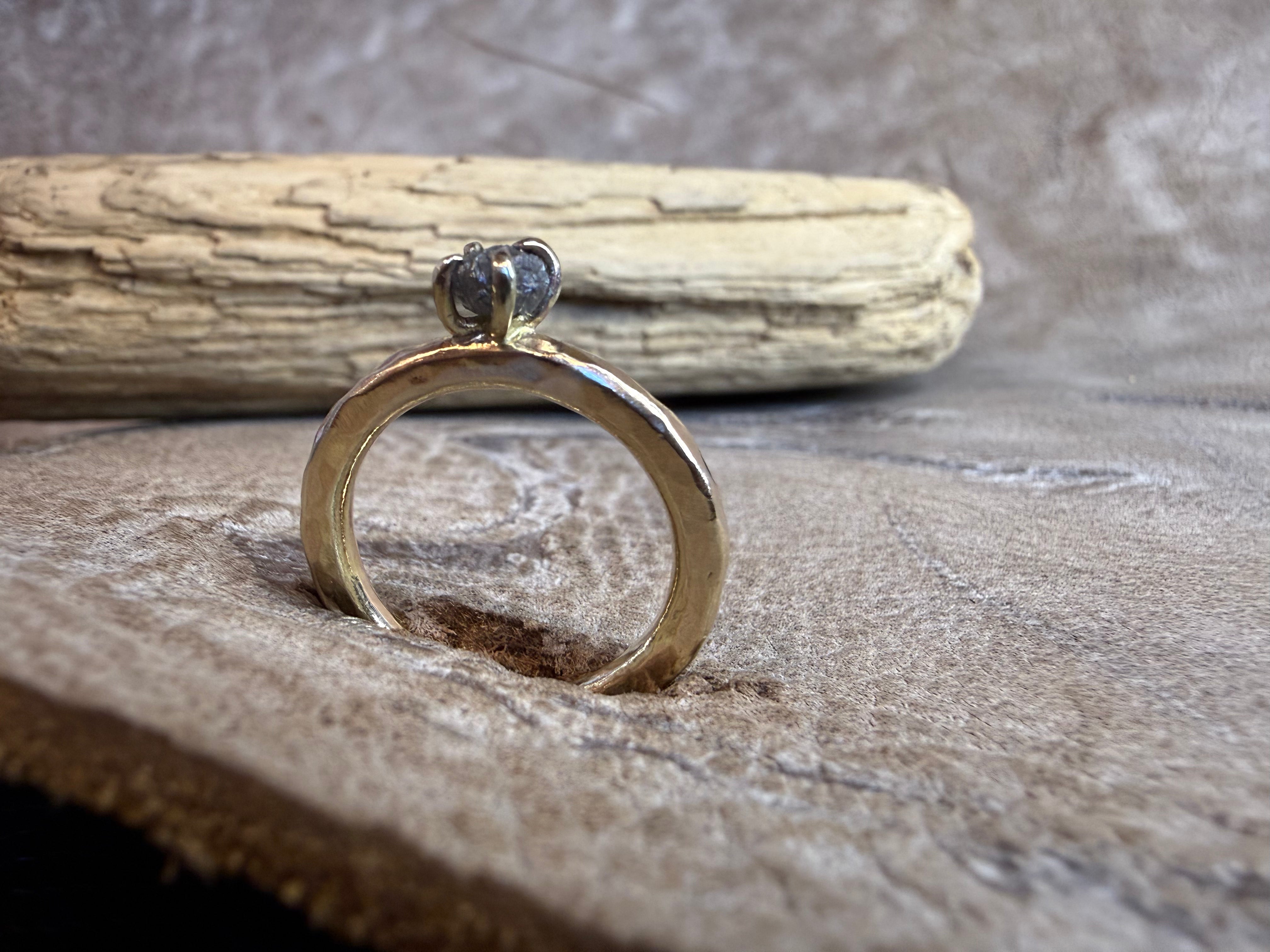 Kraftig og rustik 8 kt. guldring med rådiamant - vores fortolkning af en solitære ring