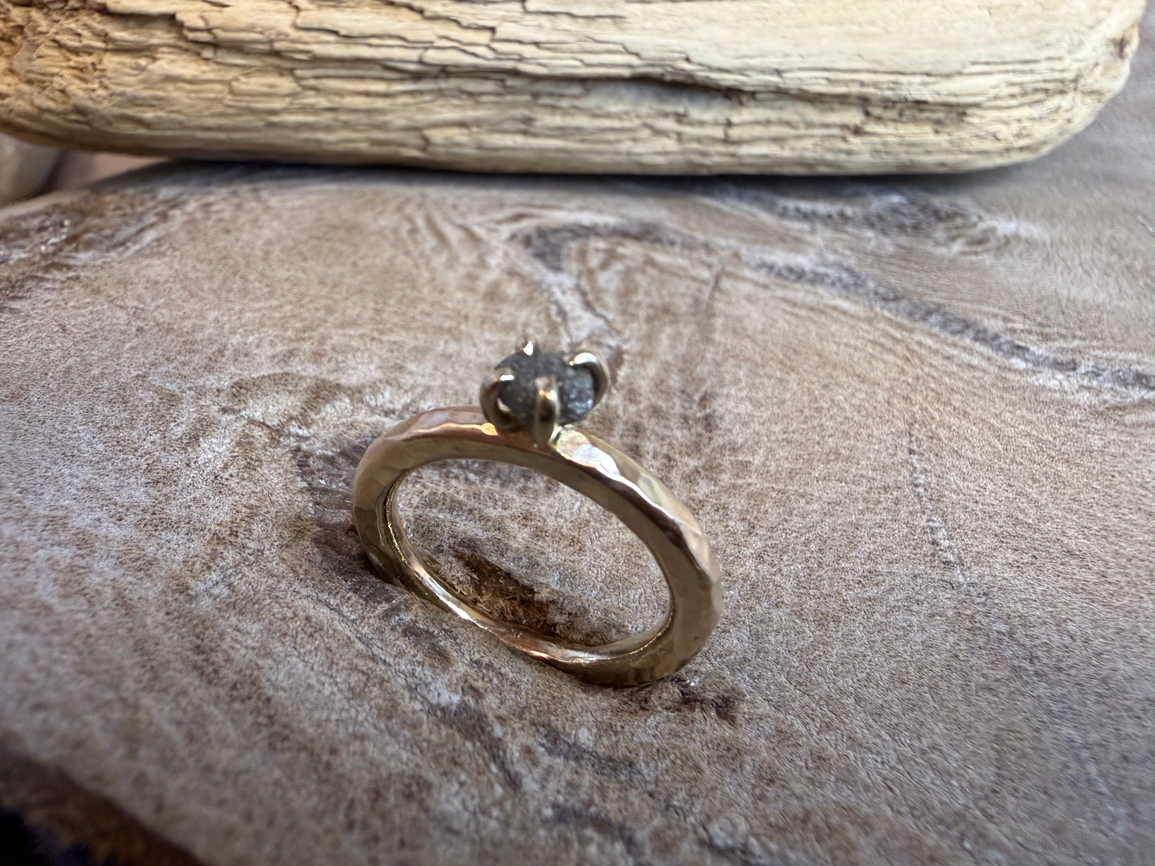 Kraftig og rustik 8 kt. guldring med rådiamant - vores fortolkning af en solitære ring