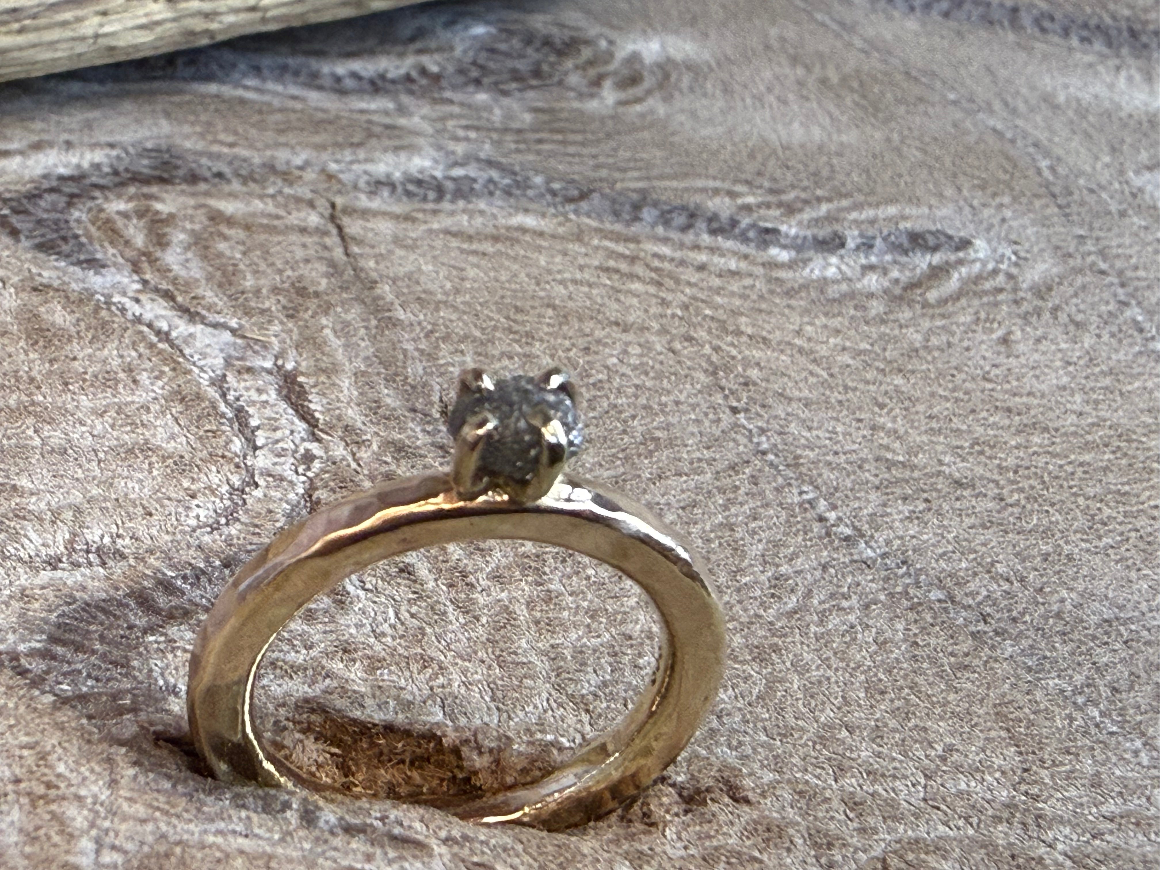 Kraftig og rustik 8 kt. guldring med rådiamant - vores fortolkning af en solitære ring