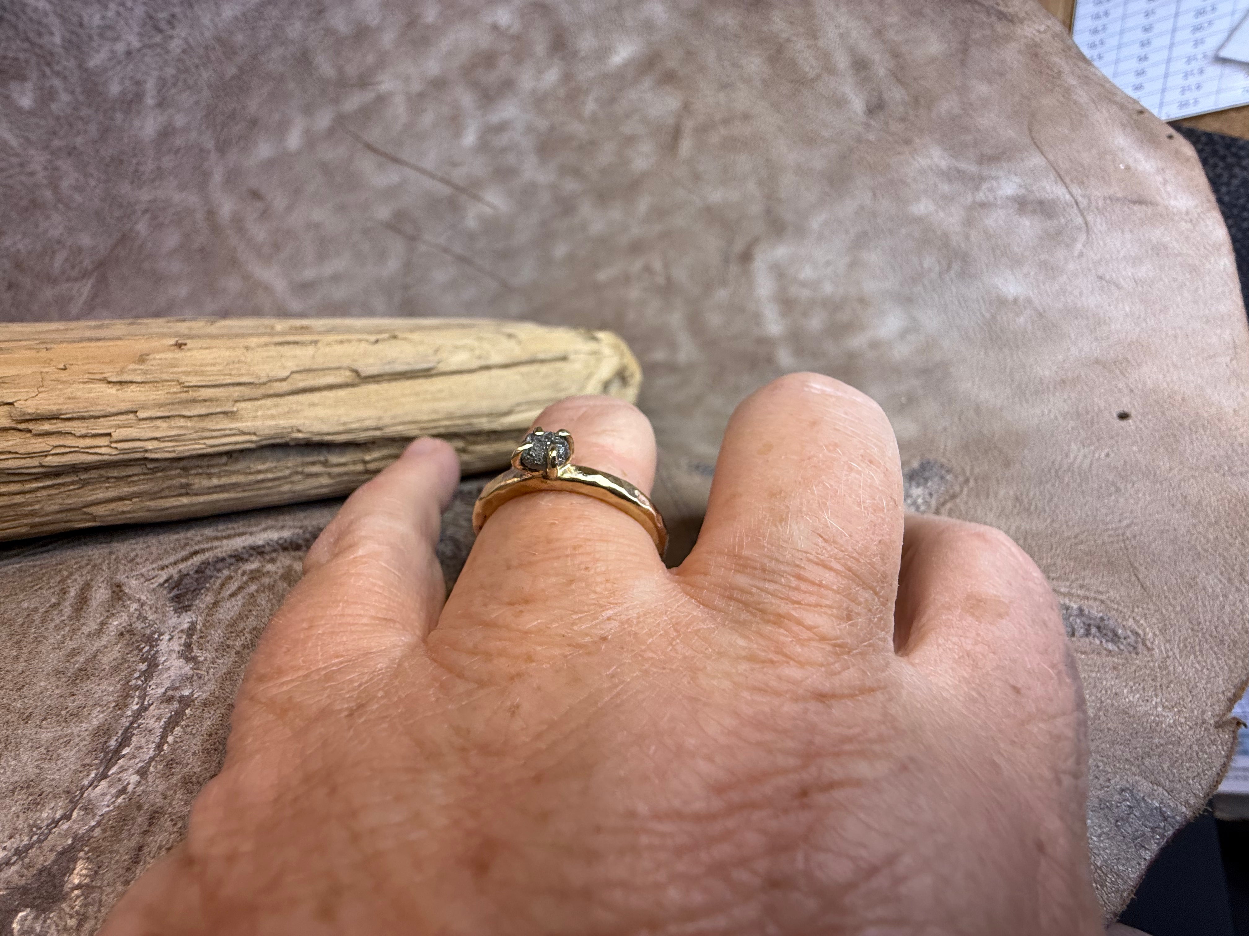 Kraftig og rustik 8 kt. guldring med rådiamant - vores fortolkning af en solitære ring