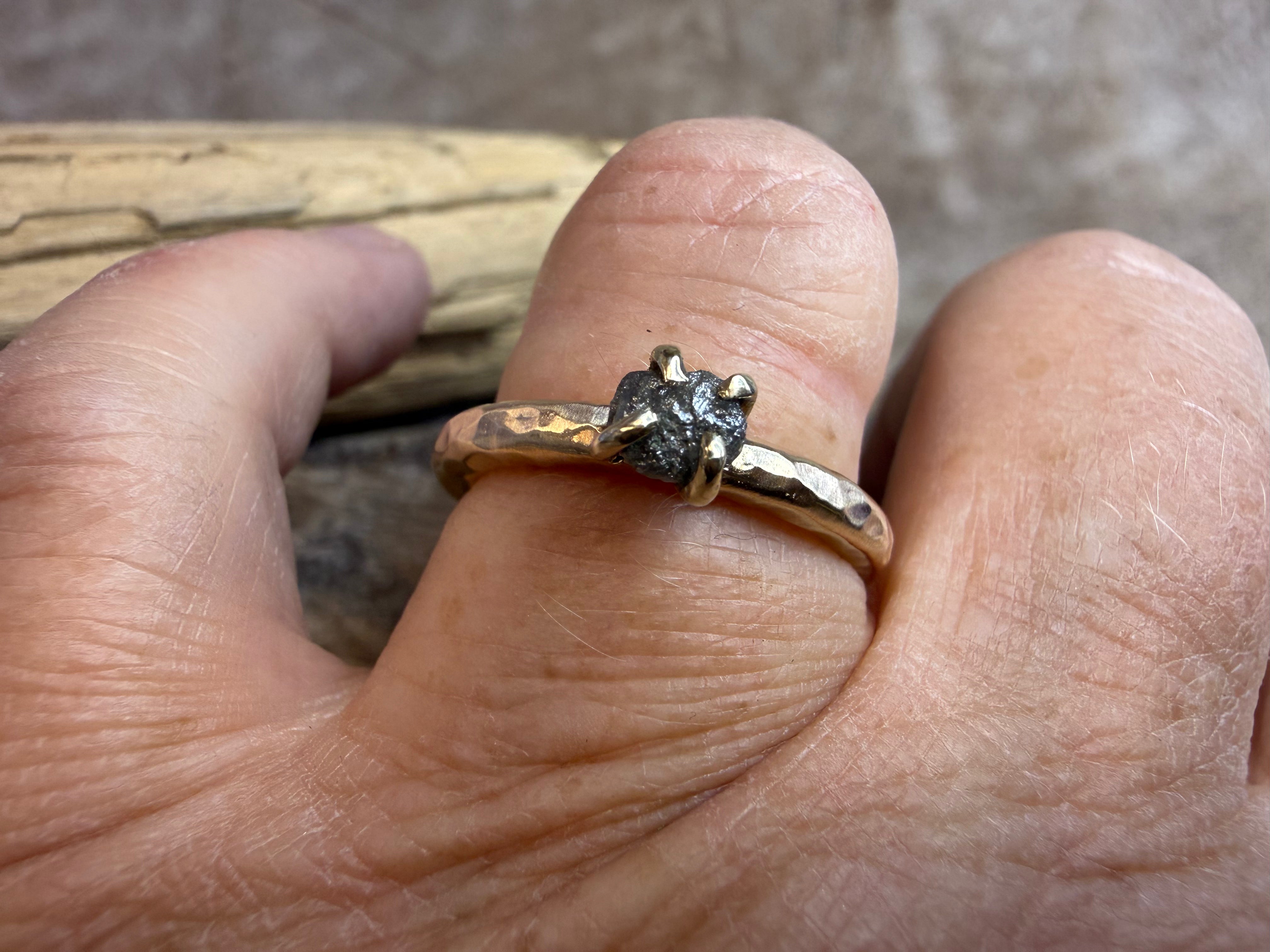 Kraftig og rustik 8 kt. guldring med rådiamant - vores fortolkning af en solitære ring
