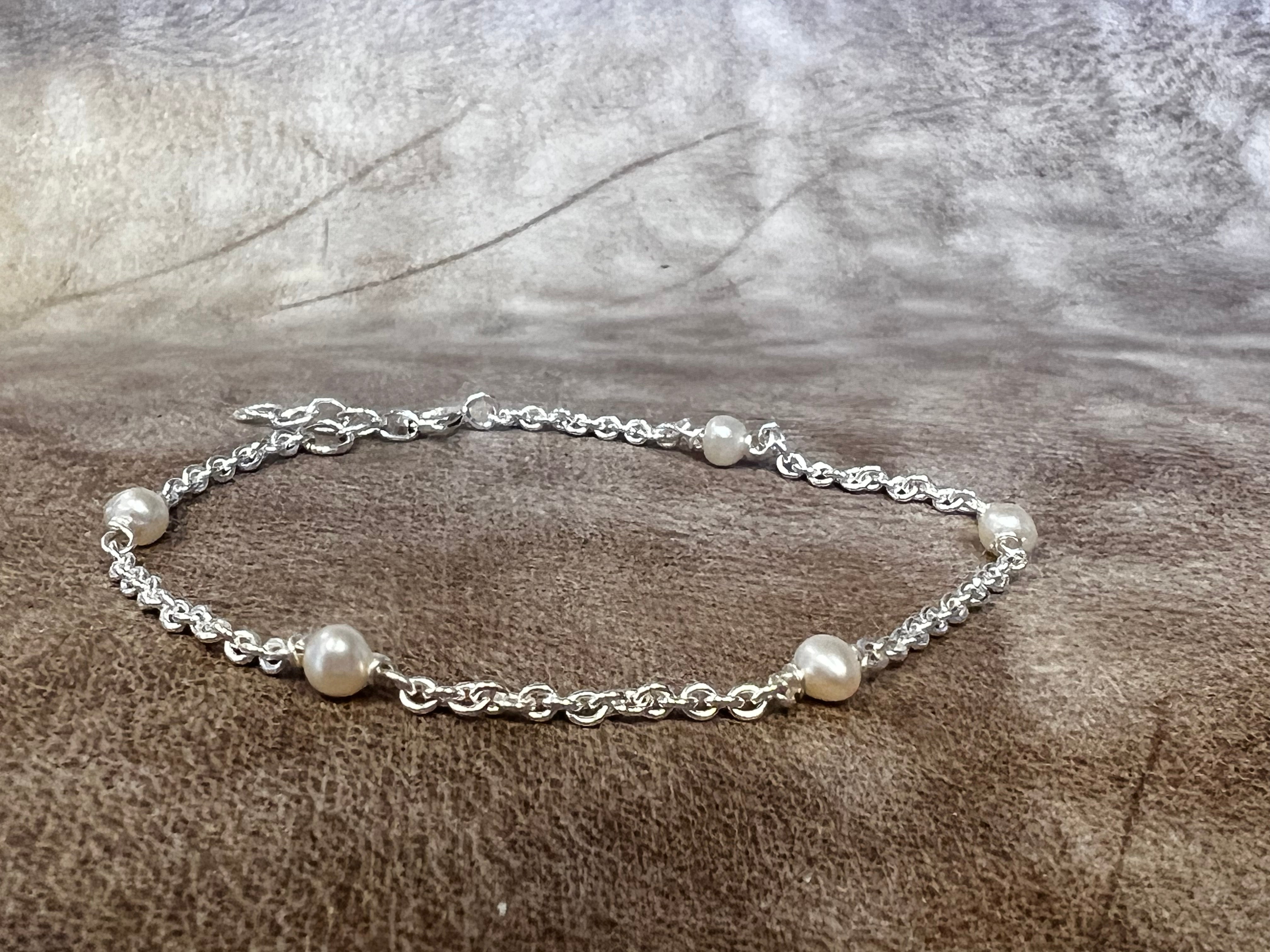 Pinocchio armbånd i sølv med hvide ferskvands perler