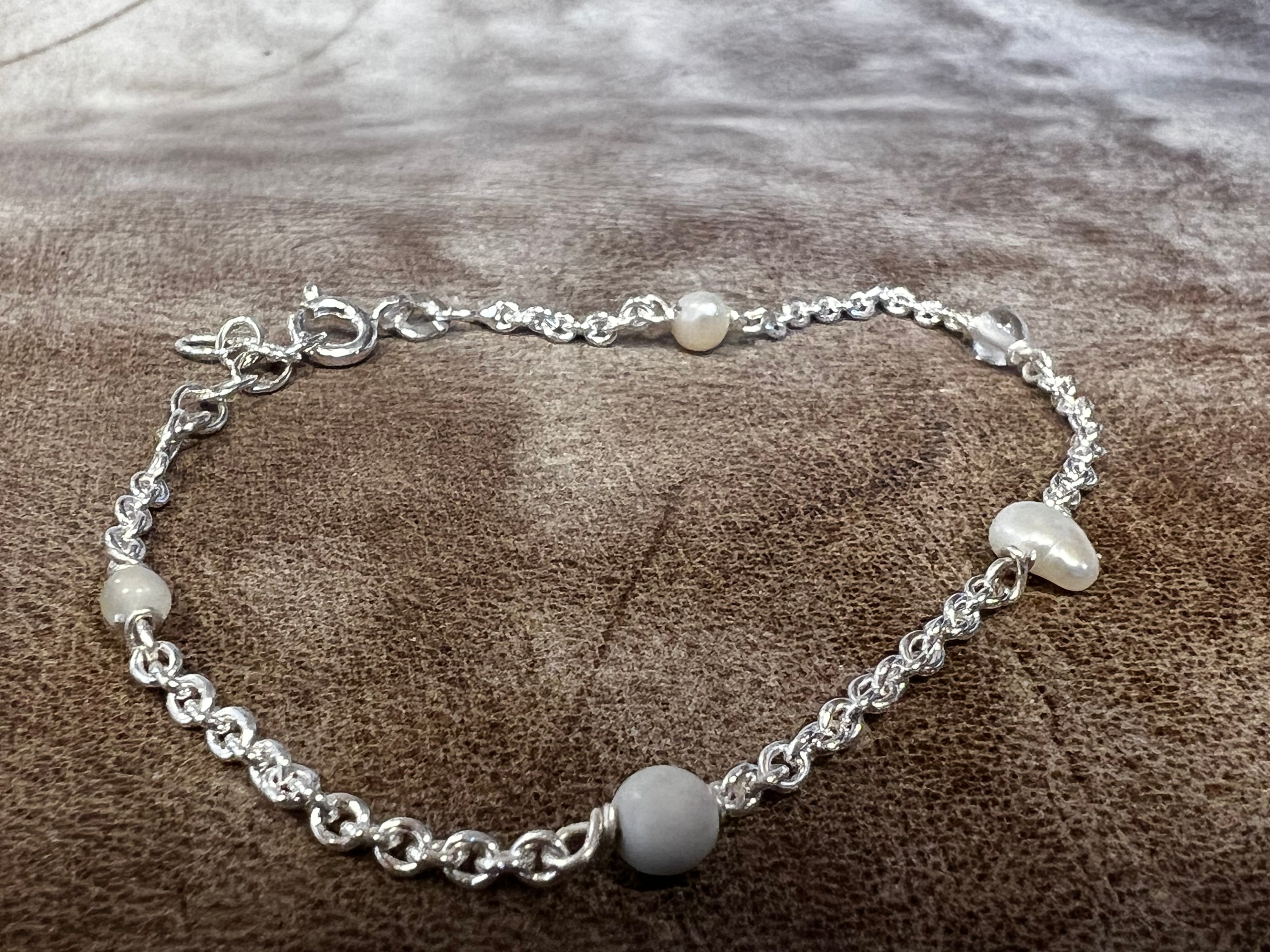 Pinocchio armbånd i sølv med hvide sten og perler
