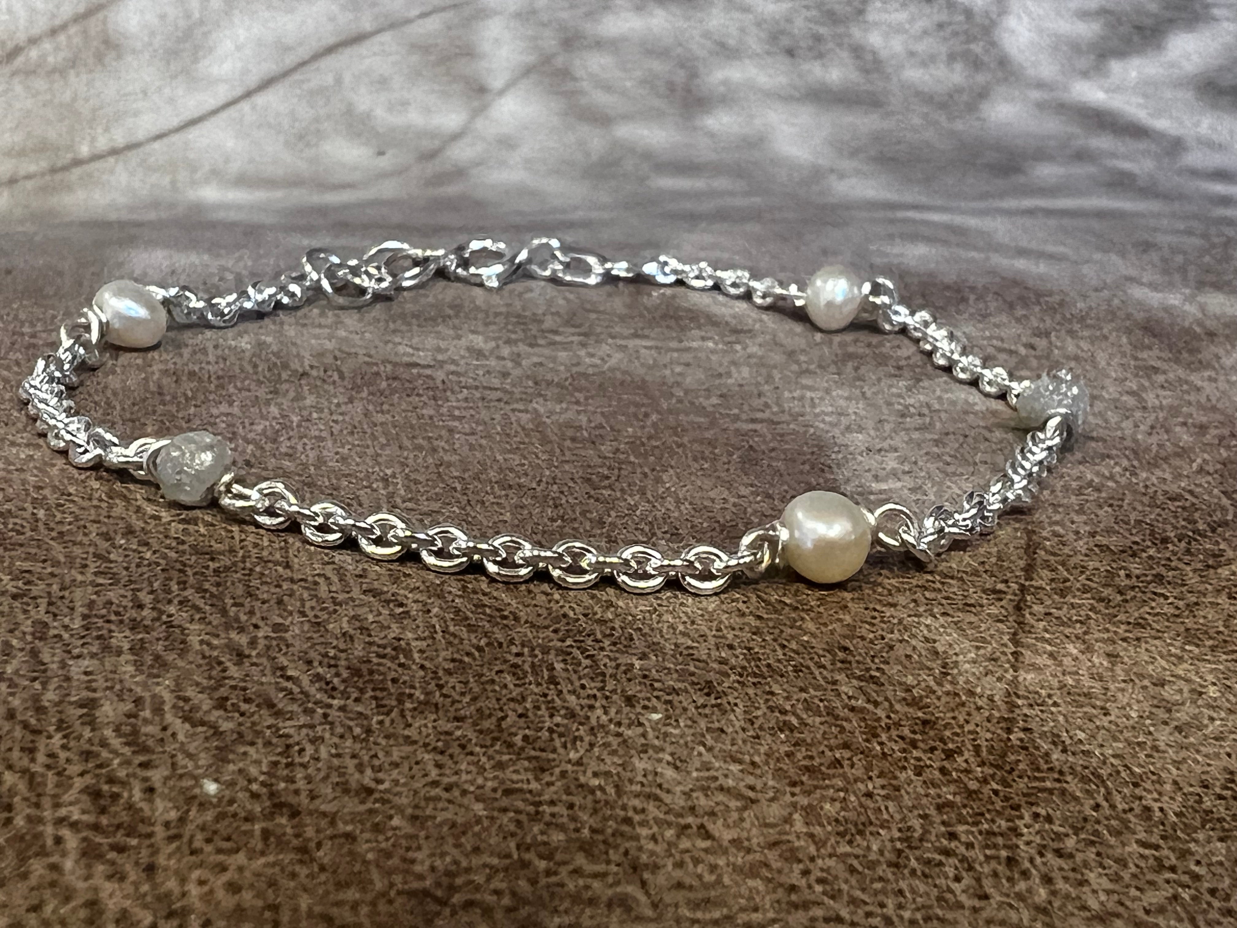 Pinocchio armbånd i sølv med hvide ferskvands perler og rå-diamanter