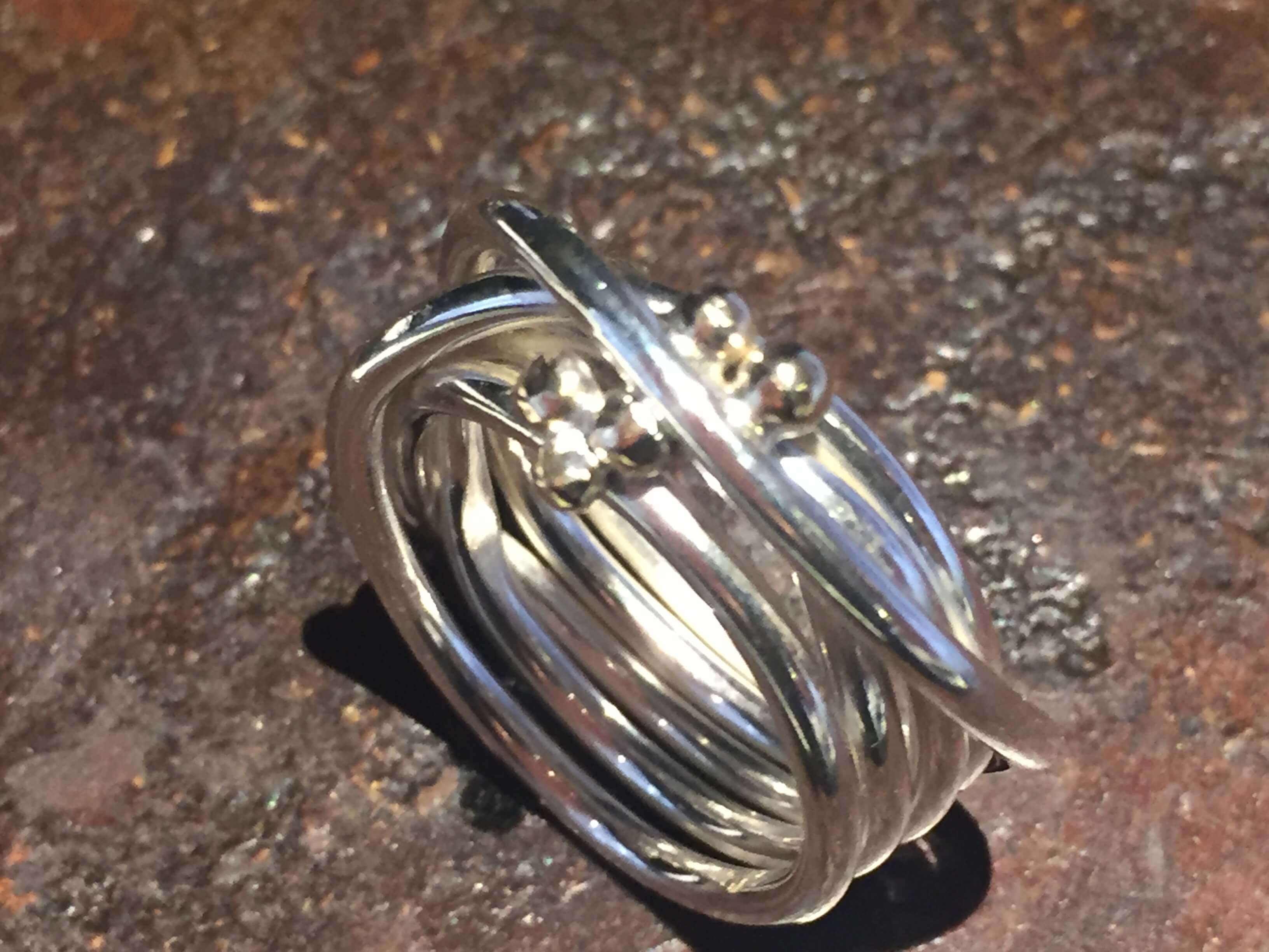 Fuglerede håndlavet sølv ring med guldkugler