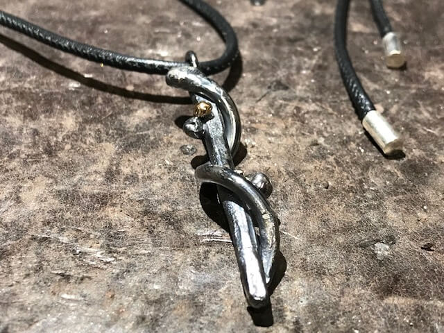 Æskulapstav i rustik sølv med læderkæde