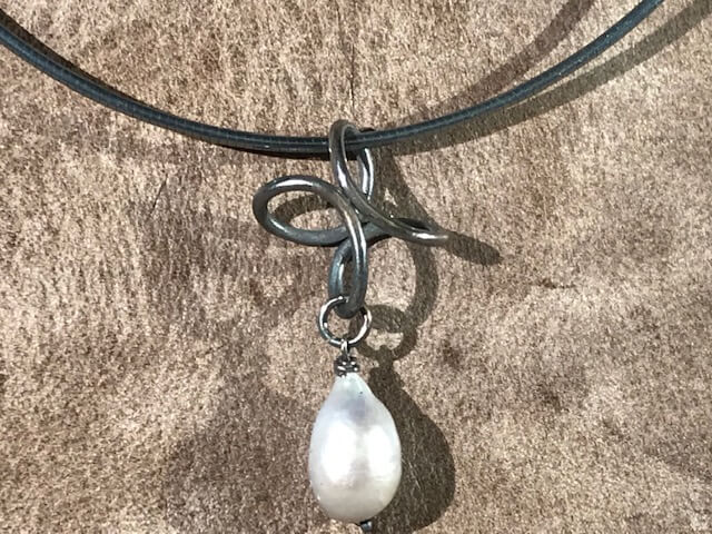 Halssmykke sølv med Fregat vedhæng og perle