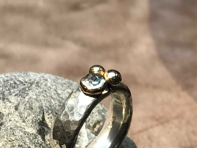 Håndlavet rustik stepstone sølv ring med guldkugler