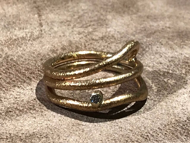 Sandbølge matteret guld ring med diamant