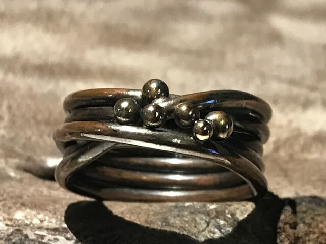Rustik kobber fuglerede ring med guldkugler - hver ring er unika!