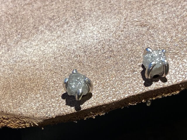 Rustikke ørestikker med rå diamanter