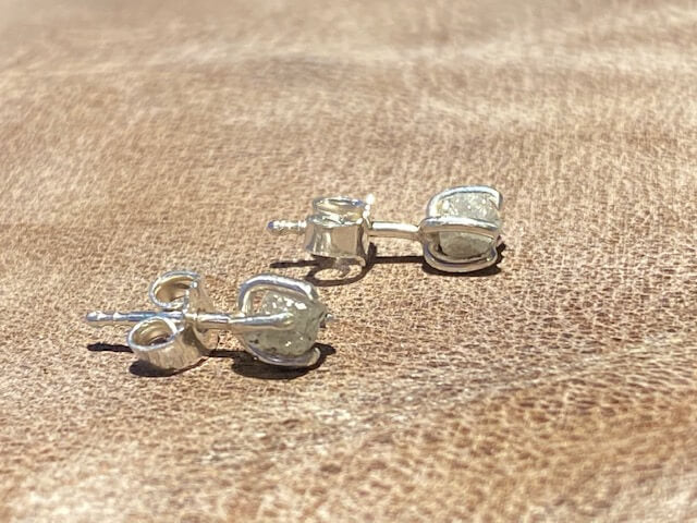 Rustikke ørestikker med rå diamanter
