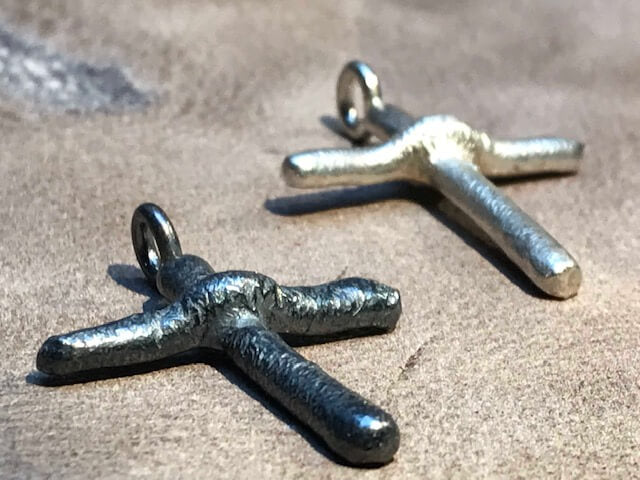 Kors i rustik sølv med ankerkæde