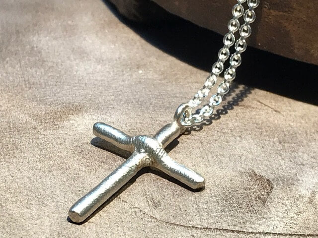 Kors i rustik sølv med ankerkæde