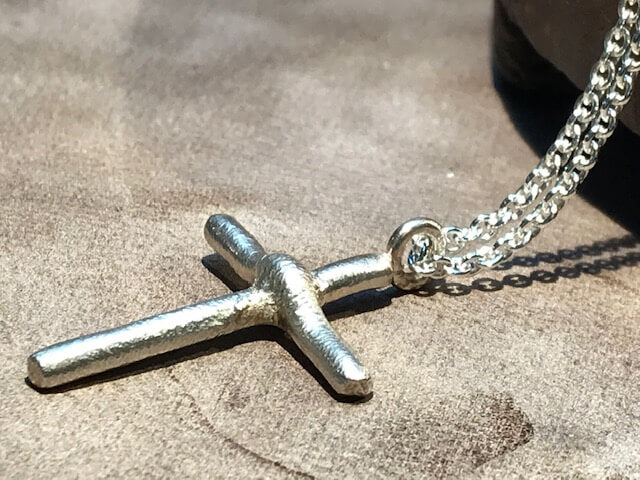 Rustik og upoleret sølv kors med ankerkæde