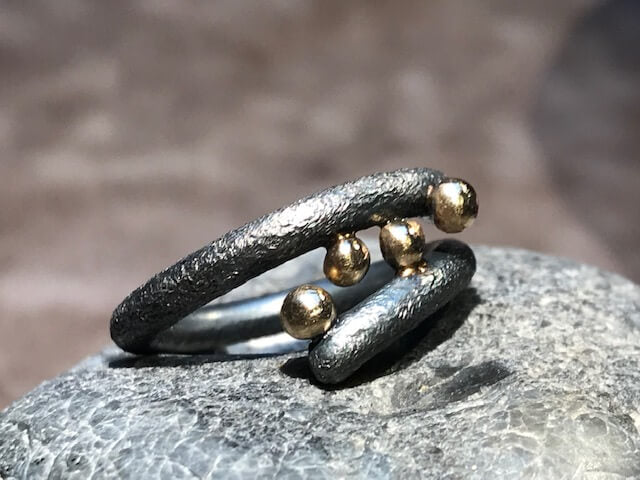 Fjord ring enkel sølv ring med guldkugler