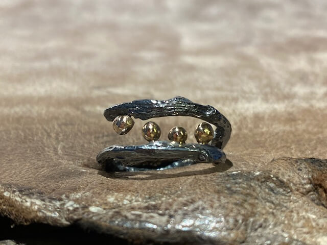 Havtorn ring elegant sølv ring med guldkugler