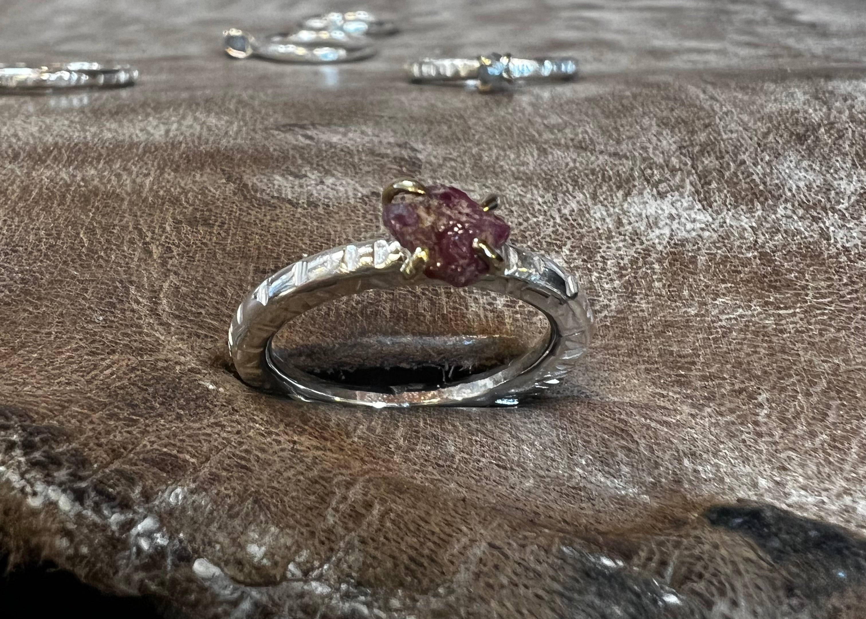 Rustik sølv ring med rå rubin