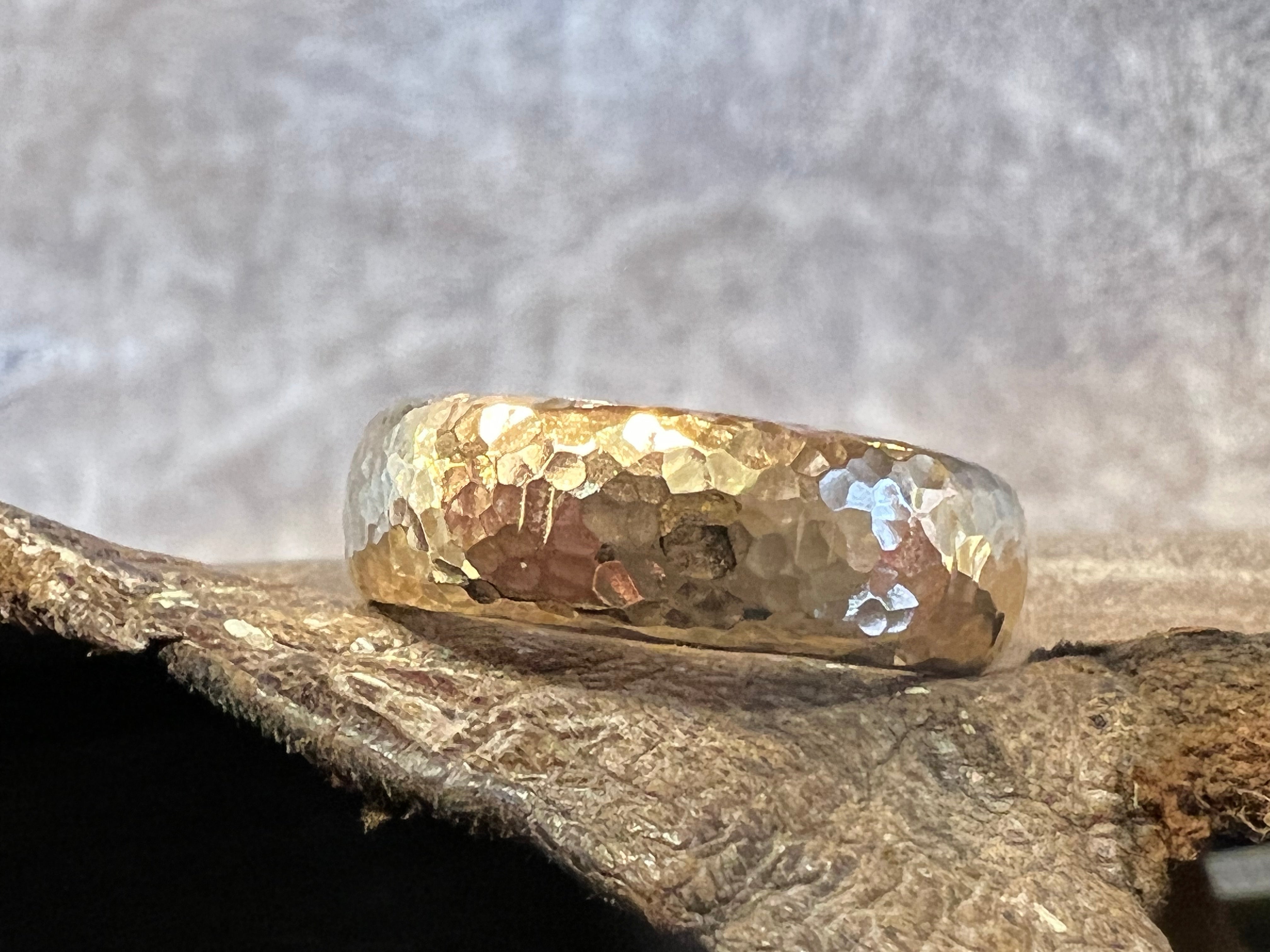 Guld ring oval 8x4 mm hammerslået med små buler