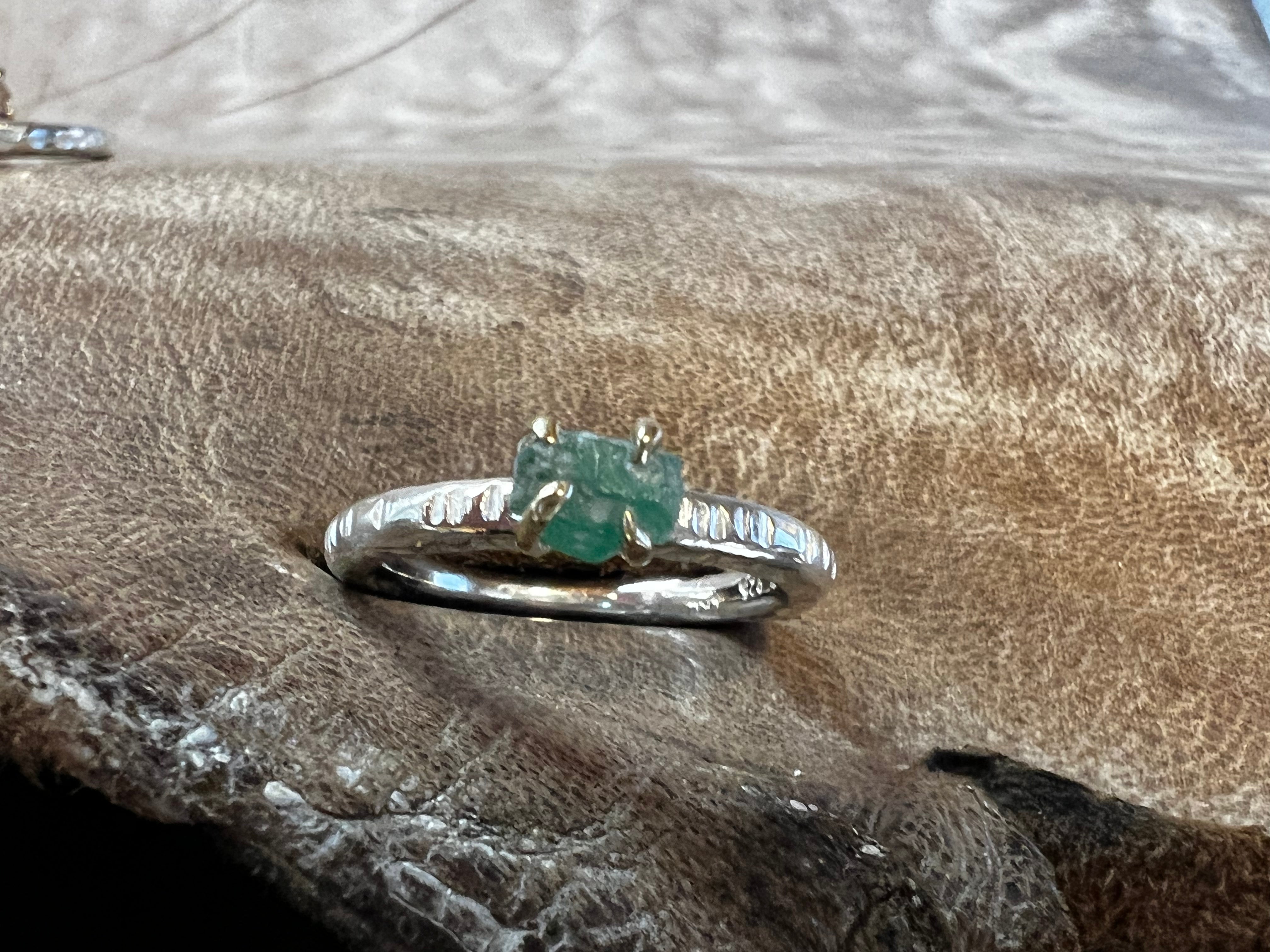 Rustik sølv ring med rå-smaragd og marehalm overflade