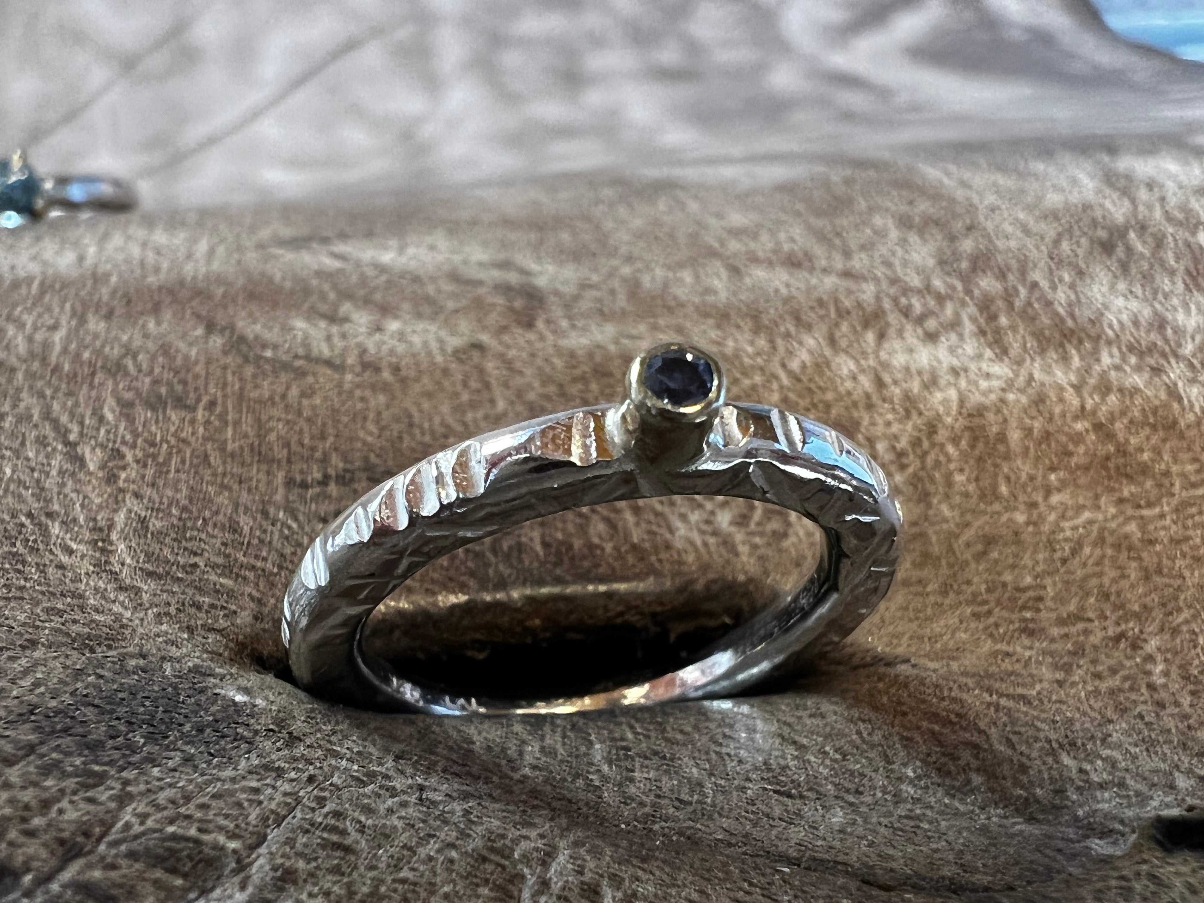Håndlavet rustik sølv ring med blå safir