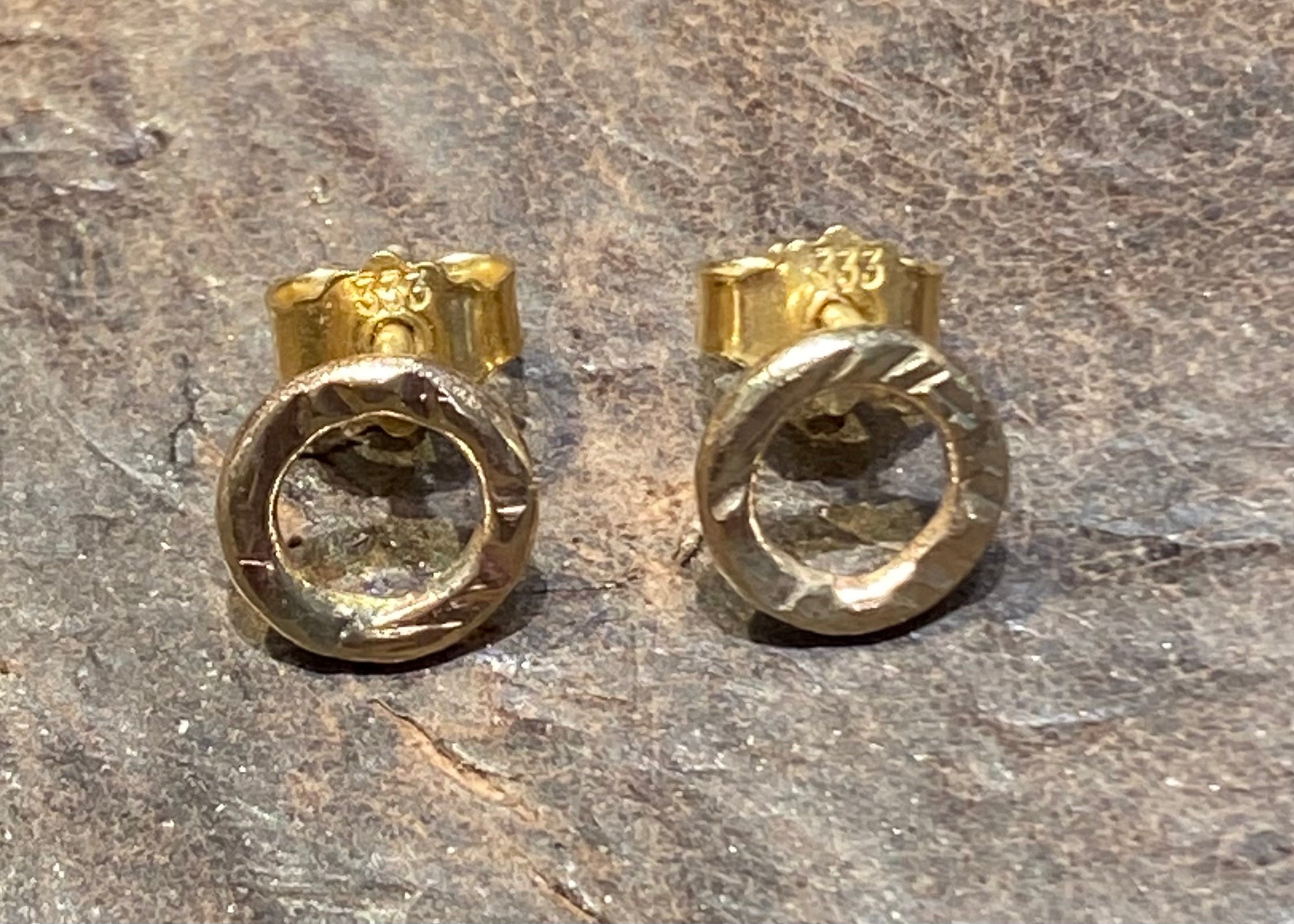 Rustikke guld cirkel ørering med marehalm mønster