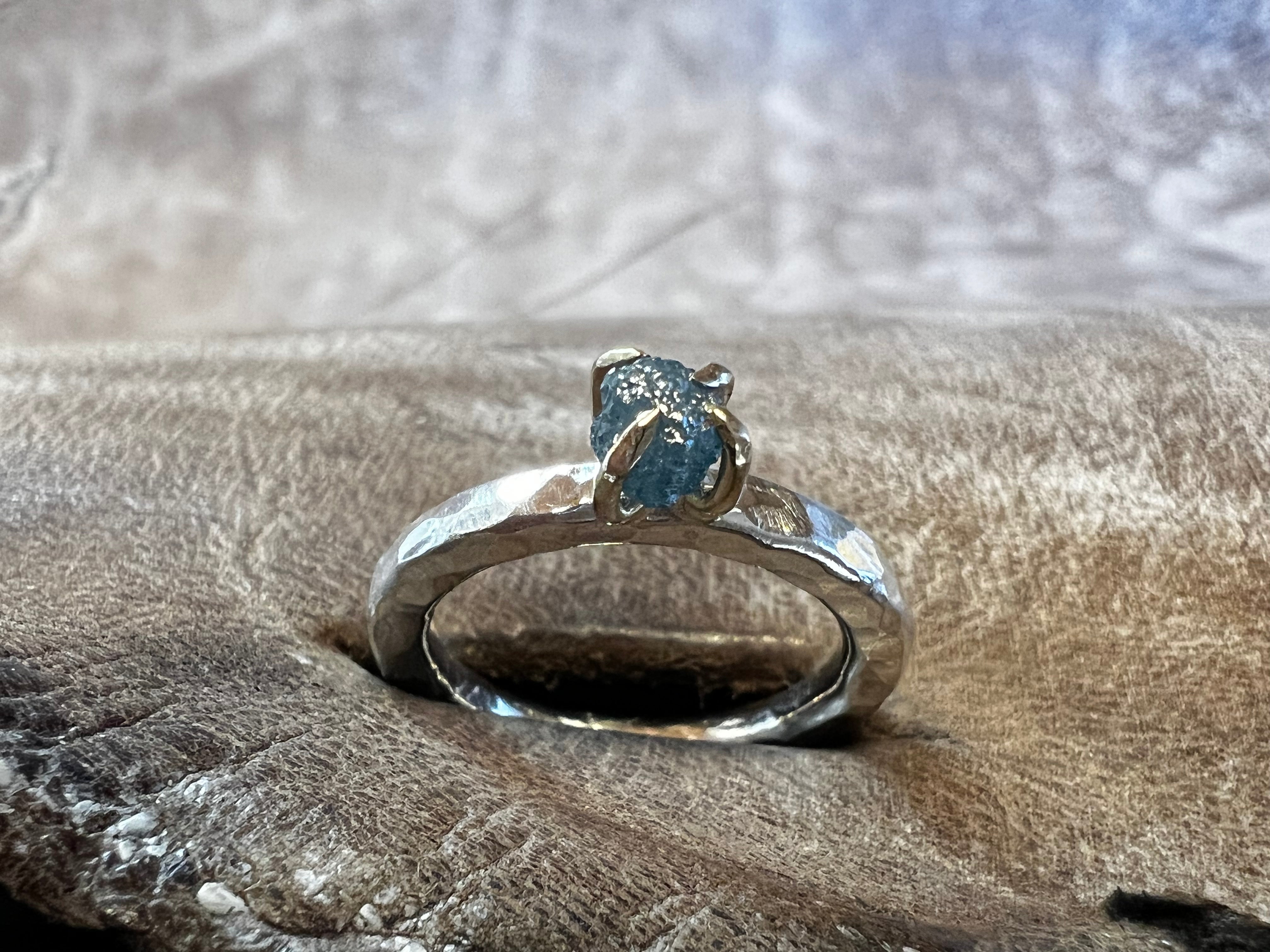 Håndlavet rustik sølv ring med blå rå-diamant