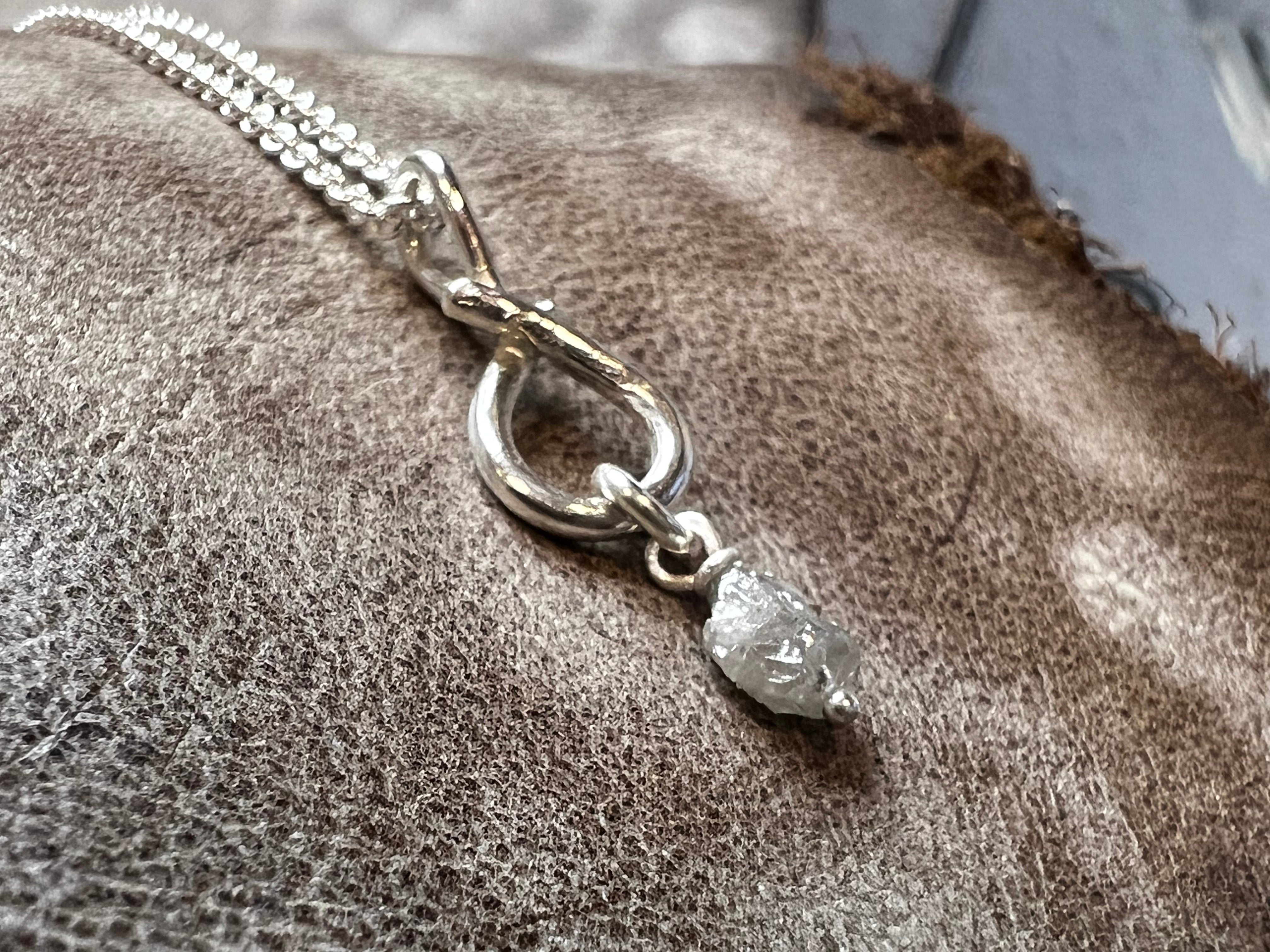 Sølv halskæde med sløjfevedhæng med rå diamant