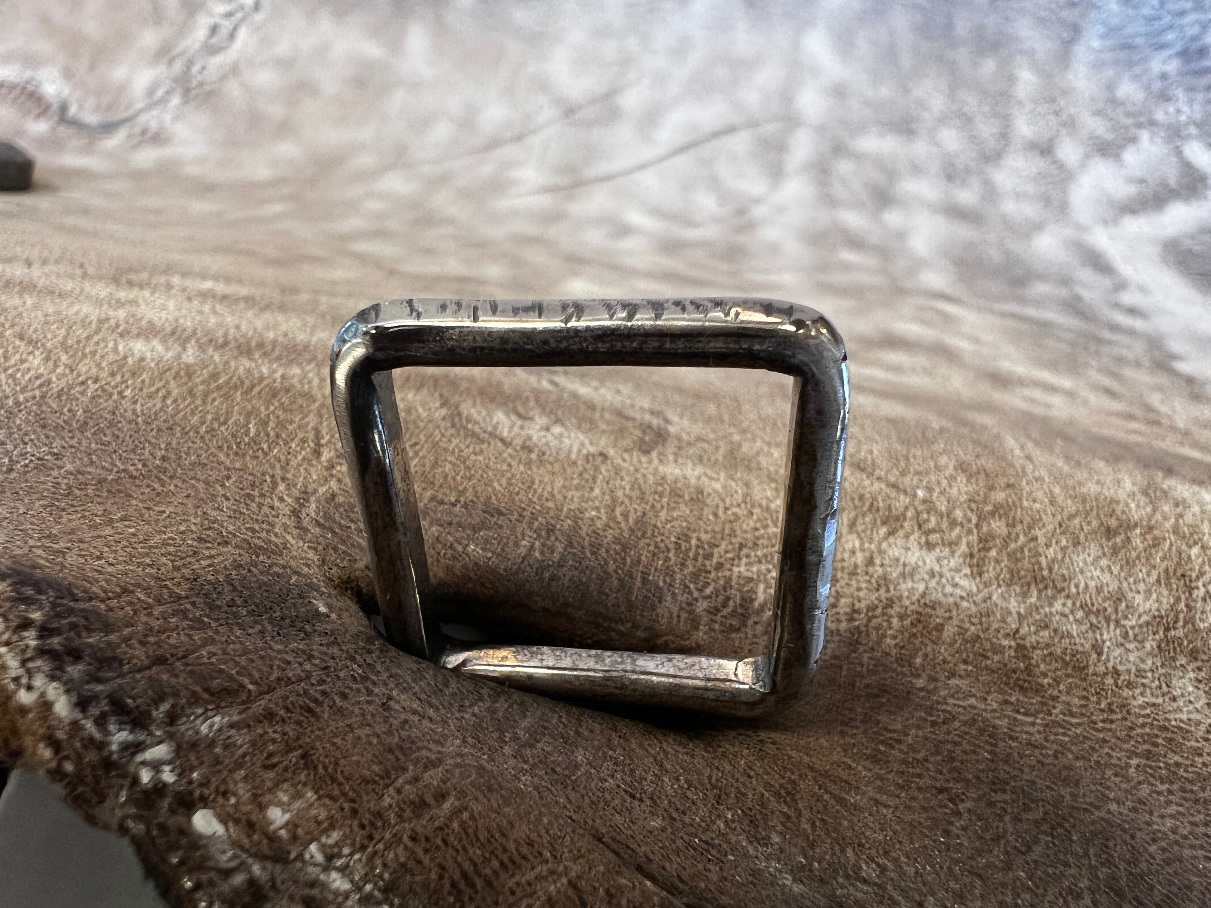 Kraftig firkantet sølv ring