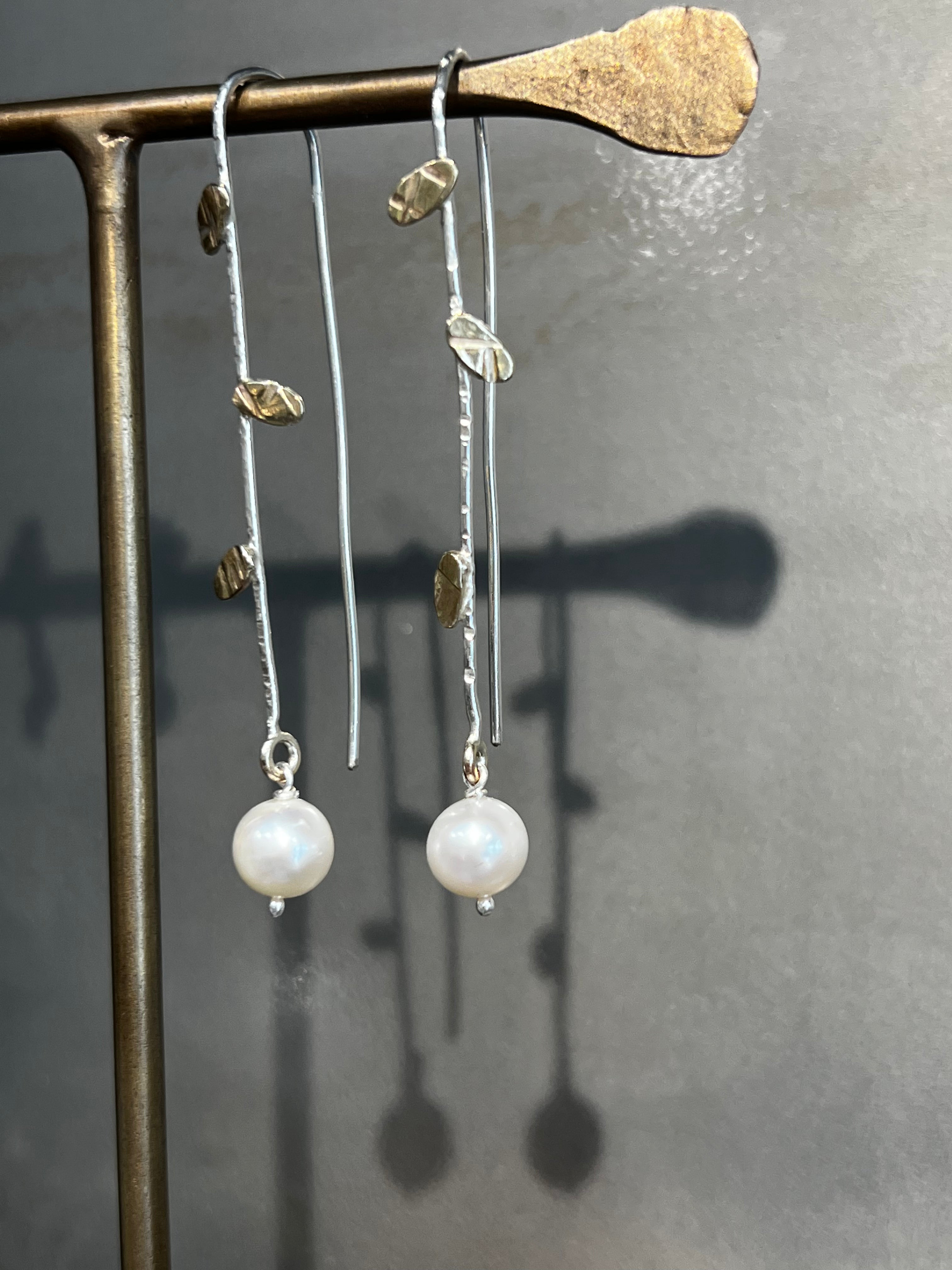 Ørehænger i sølv med guldblade og perle