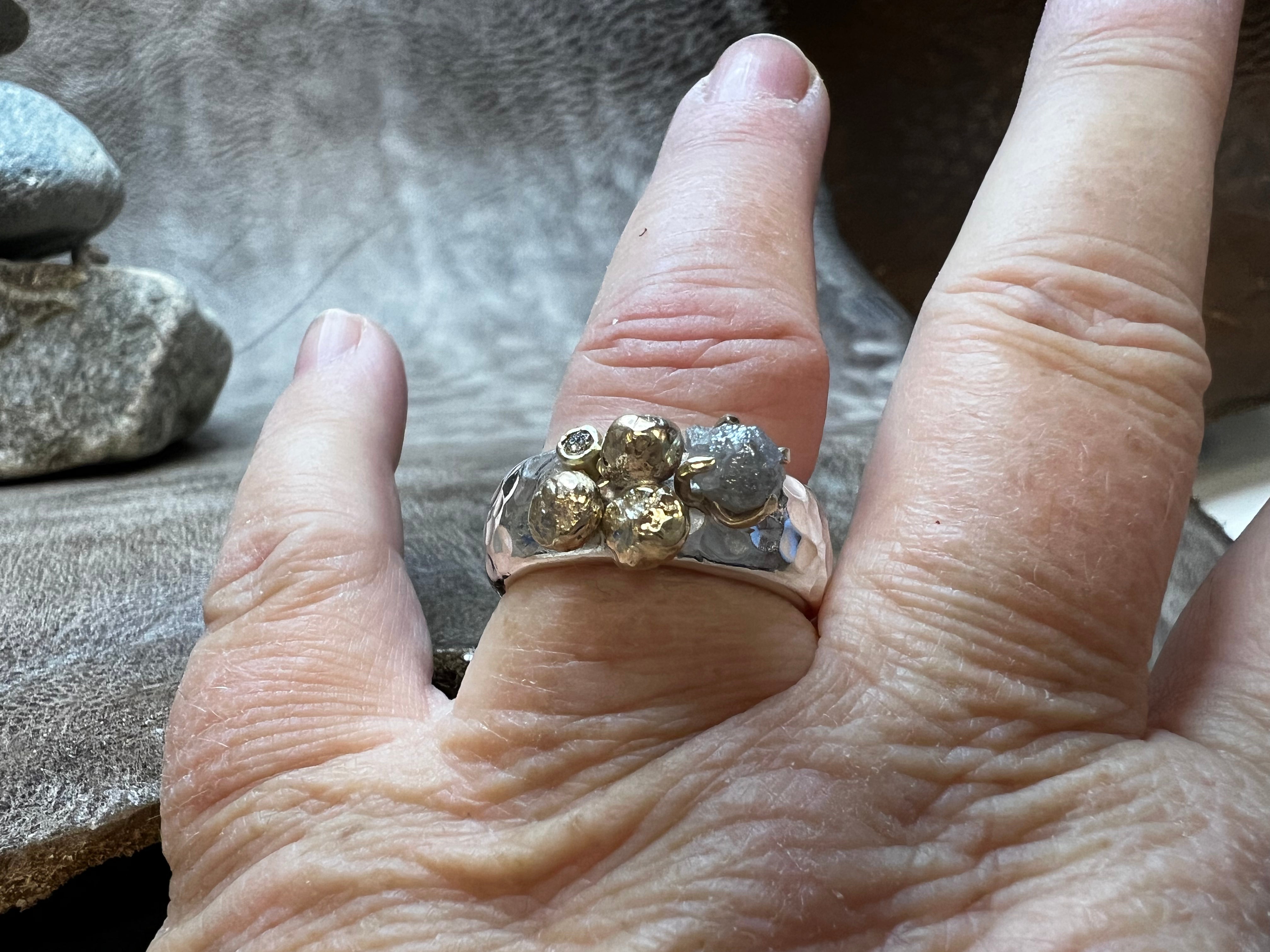Sølvring med rå-diamant og guldkugler