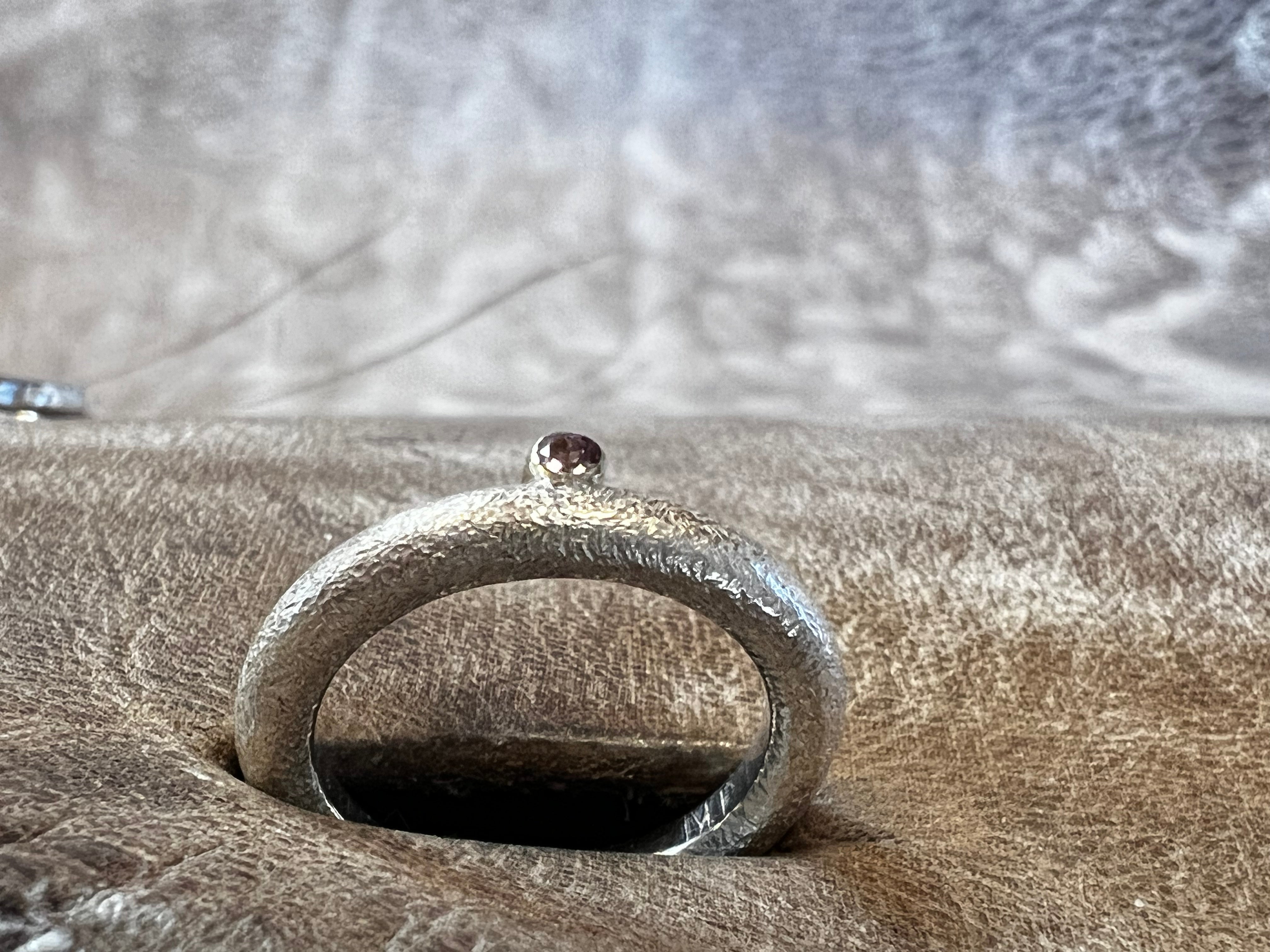 Håndlavet rustik sølv ring med pink safir
